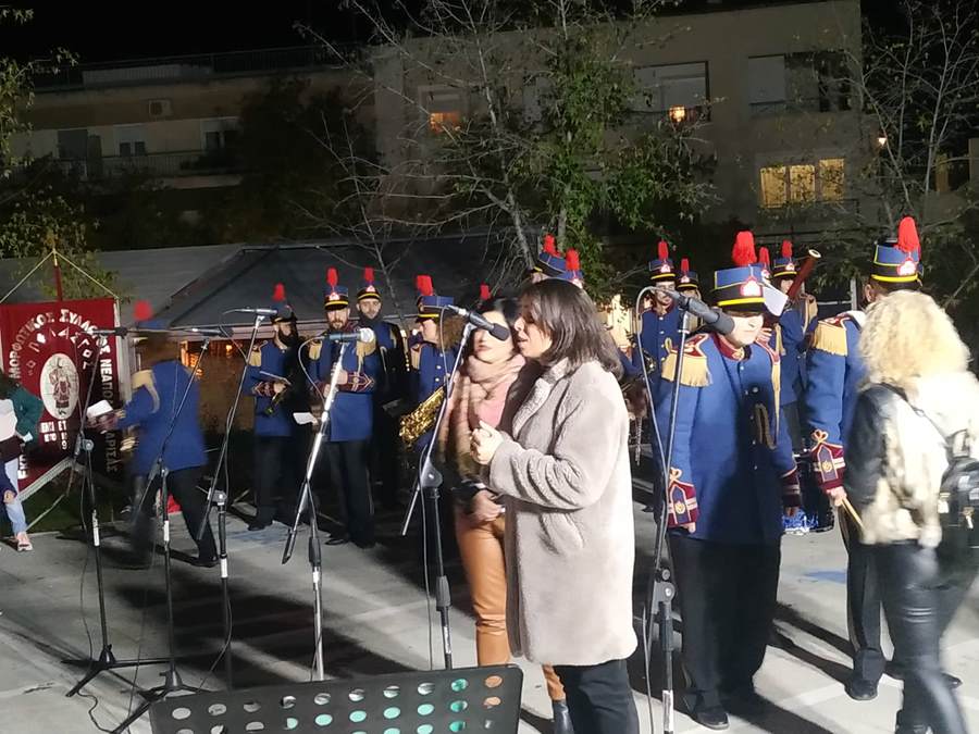 "Πλημμύρισε" από κόσμο η πλατεία Νεάπολης στη Λάρισα στο άναμμα του Χριστουγεννιάτικου Δέντρου (φωτο - βίντεο)