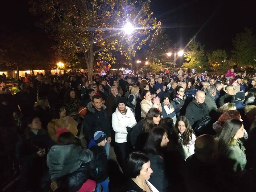 "Πλημμύρισε" από κόσμο η πλατεία Νεάπολης στη Λάρισα στο άναμμα του Χριστουγεννιάτικου Δέντρου (φωτο - βίντεο)