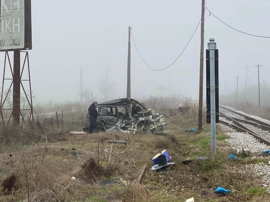 Σμπαράλια το αυτοκίνητο που παρασύρθηκε από τρένο στο Κιλελέρ - Δείτε φωτογραφίες
