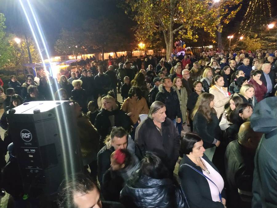 "Πλημμύρισε" από κόσμο η πλατεία Νεάπολης στη Λάρισα στο άναμμα του Χριστουγεννιάτικου Δέντρου (φωτο - βίντεο)