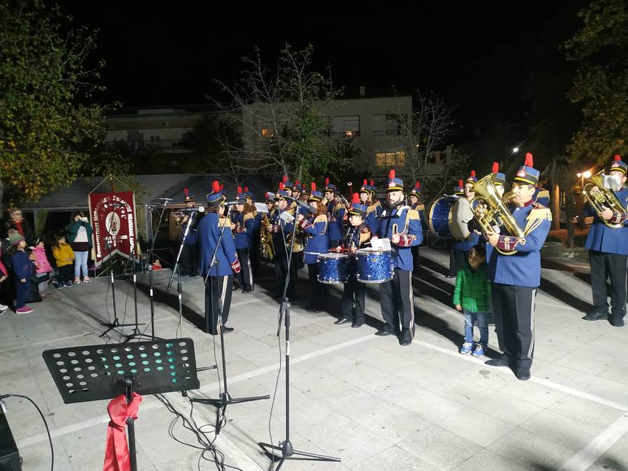 "Πλημμύρισε" από κόσμο η πλατεία Νεάπολης στη Λάρισα στο άναμμα του Χριστουγεννιάτικου Δέντρου (φωτο - βίντεο)