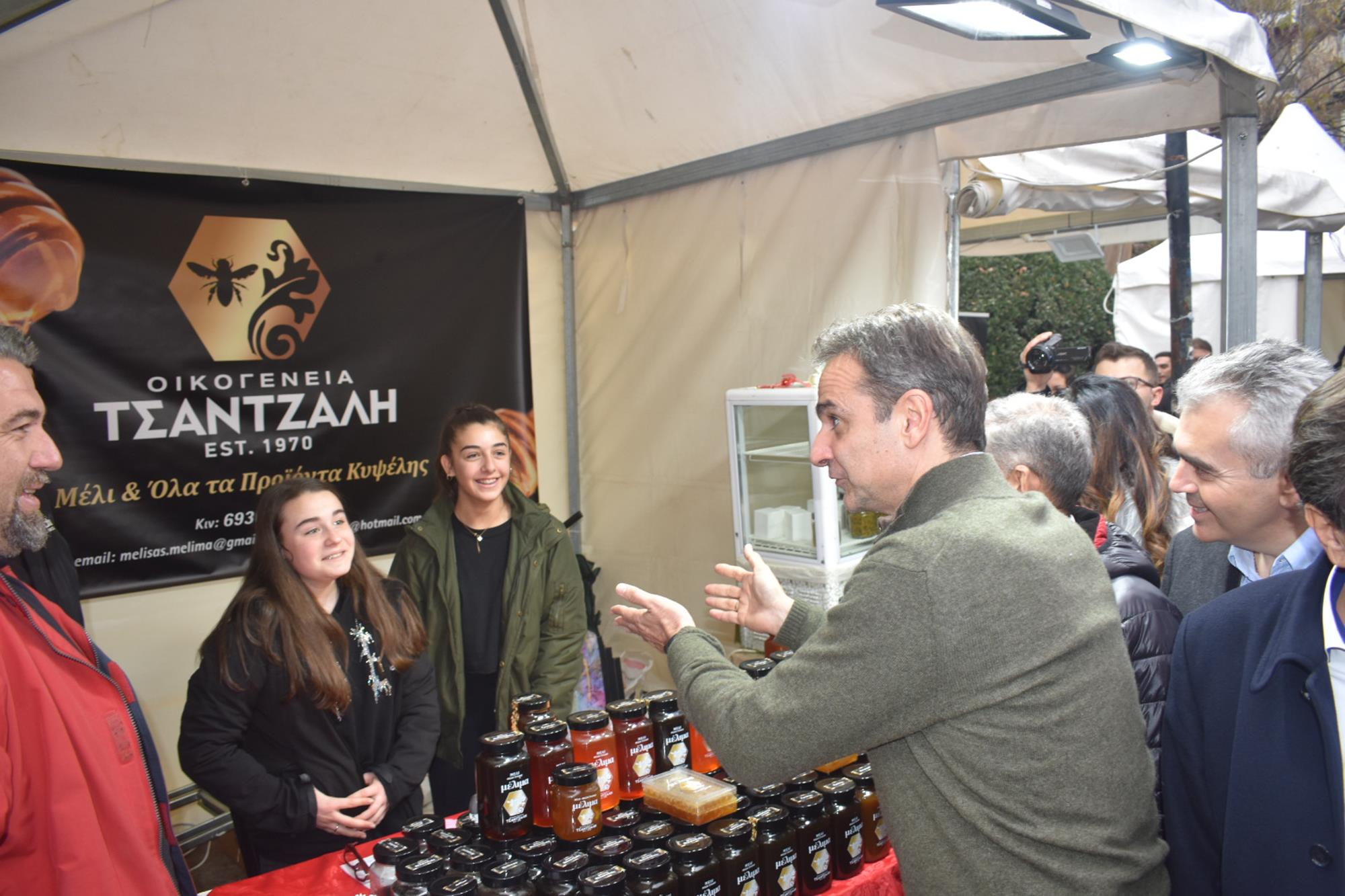 Βόλτα στο κέντρο της Λάρισας για τον πρωθυπουργό Κυριάκο Μητσοτάκη - Που πήγε (φωτορεπορτάζ)