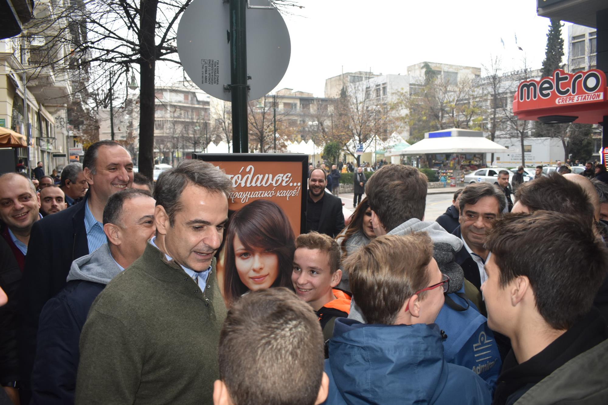 Βόλτα στο κέντρο της Λάρισας για τον πρωθυπουργό Κυριάκο Μητσοτάκη - Που πήγε (φωτορεπορτάζ)