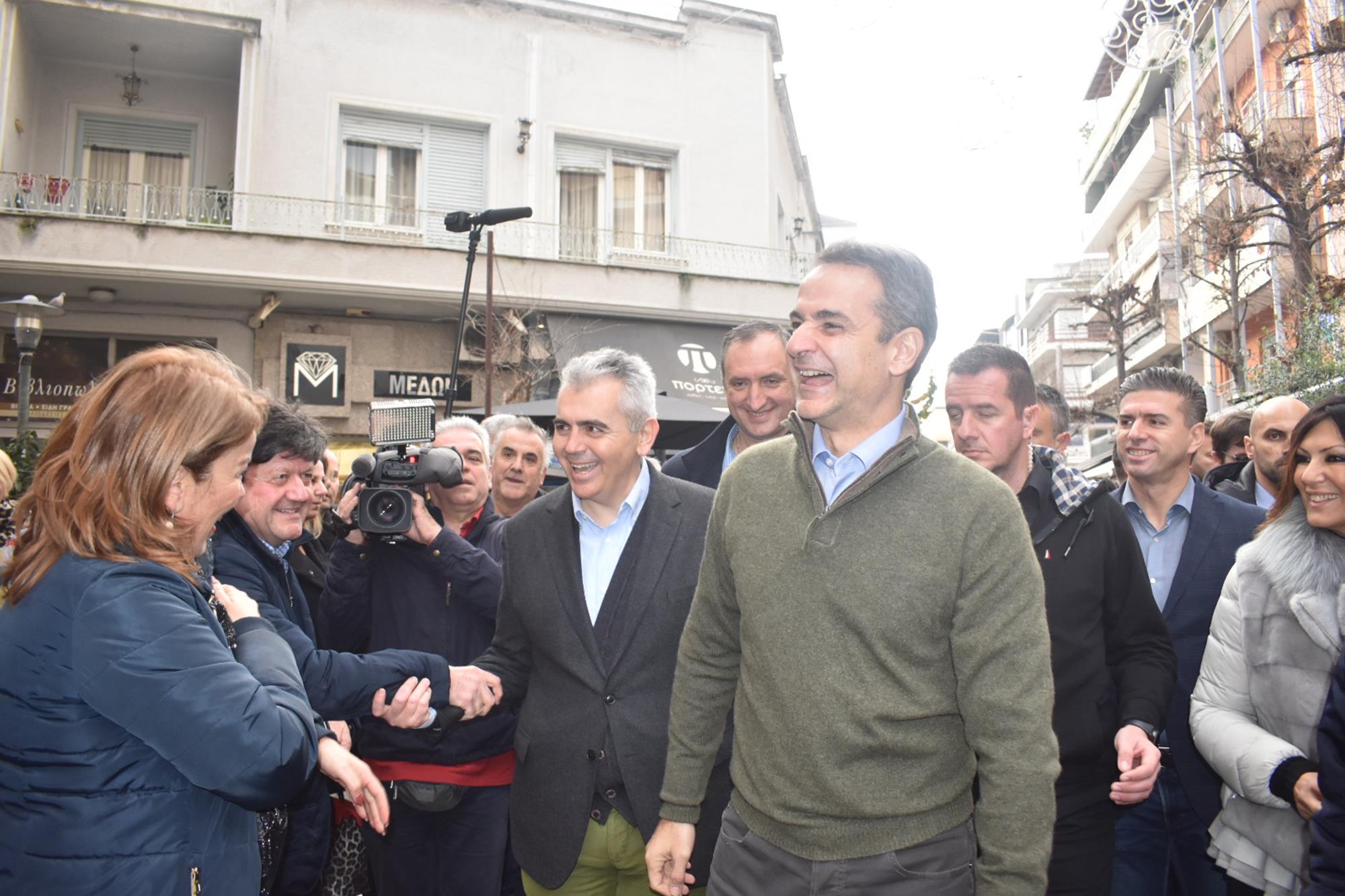 Βόλτα στο κέντρο της Λάρισας για τον πρωθυπουργό Κυριάκο Μητσοτάκη - Που πήγε (φωτορεπορτάζ)