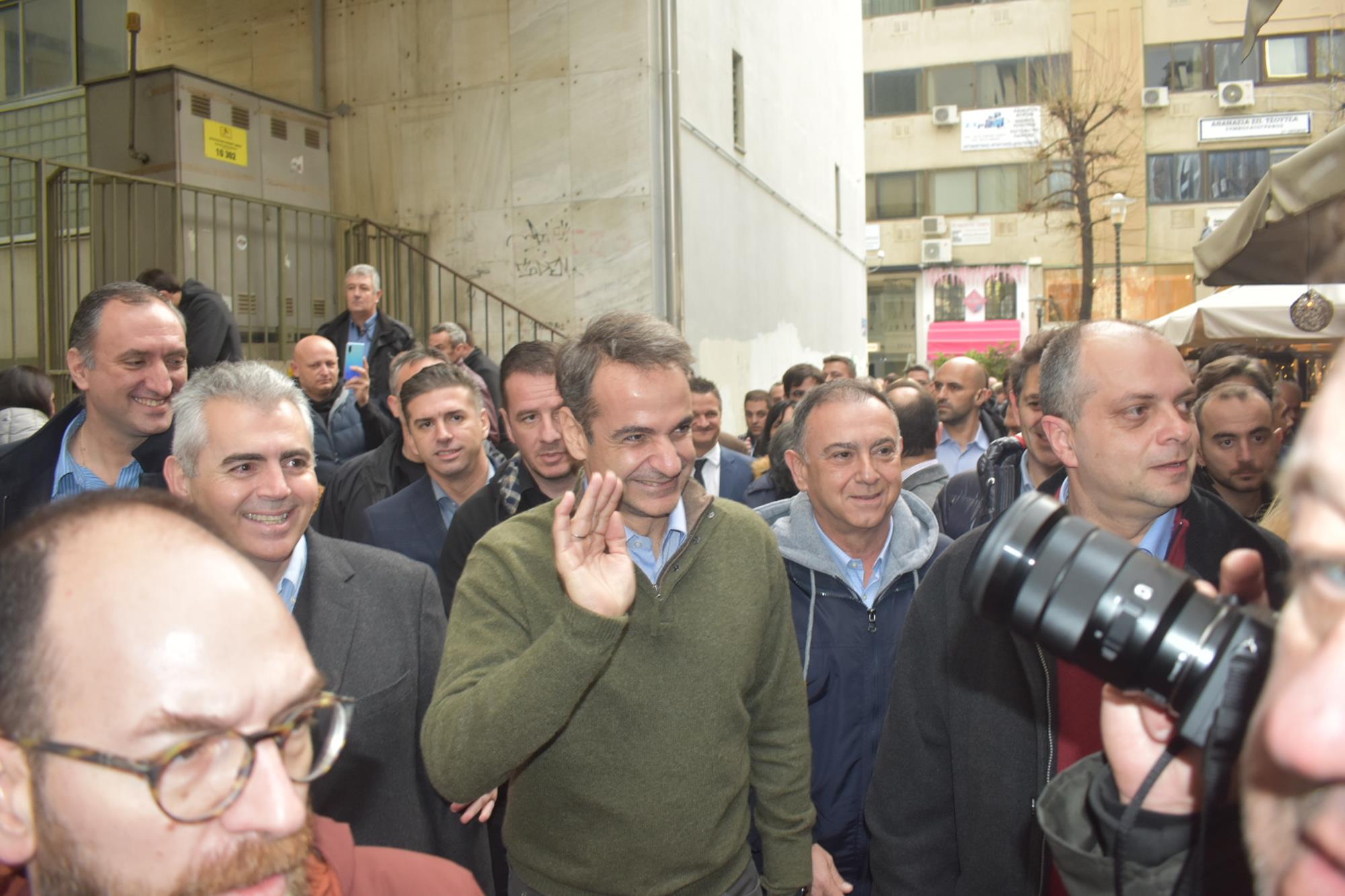 Βόλτα στο κέντρο της Λάρισας για τον πρωθυπουργό Κυριάκο Μητσοτάκη - Που πήγε (φωτορεπορτάζ)