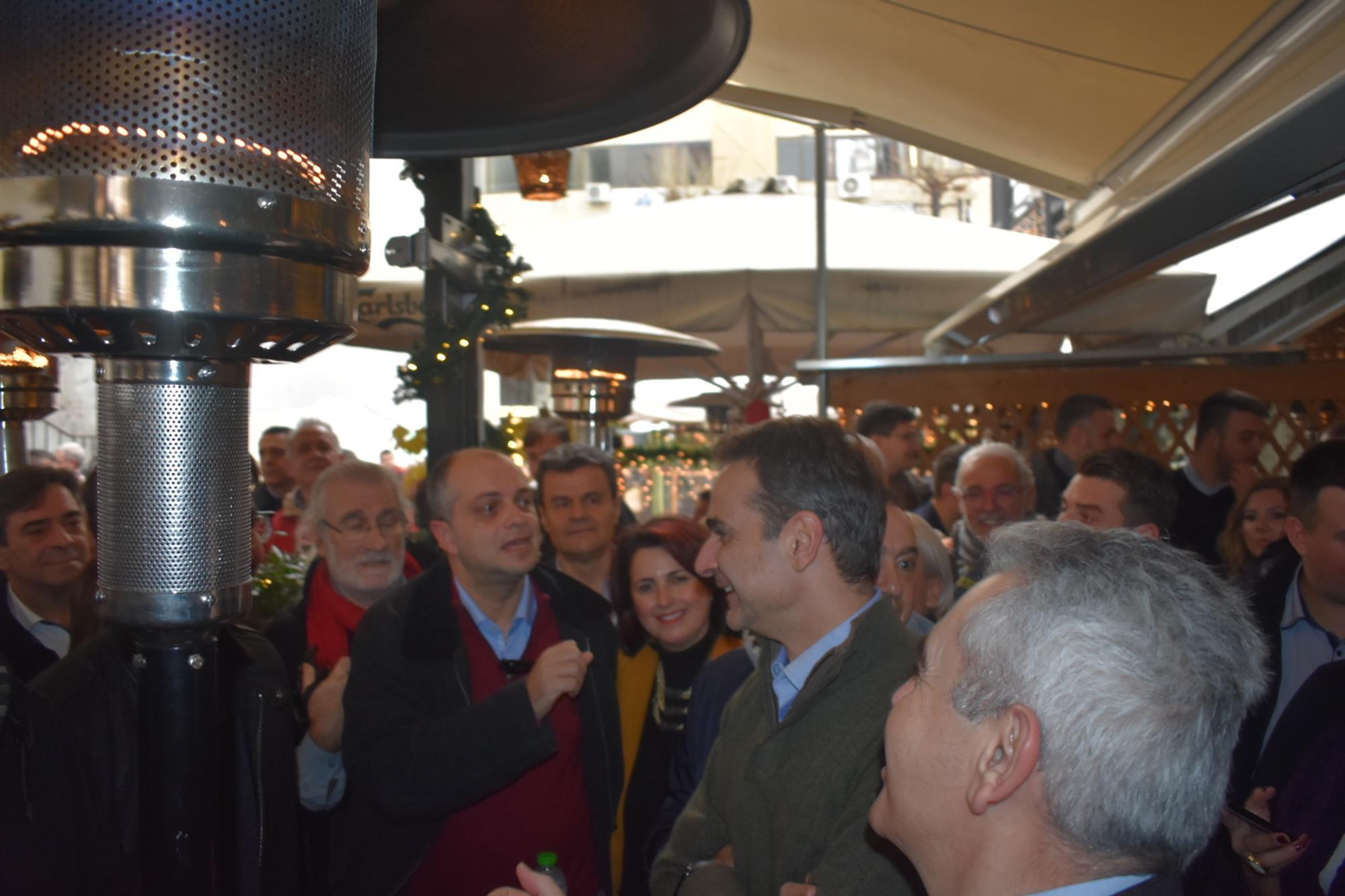 Βόλτα στο κέντρο της Λάρισας για τον πρωθυπουργό Κυριάκο Μητσοτάκη - Που πήγε (φωτορεπορτάζ)