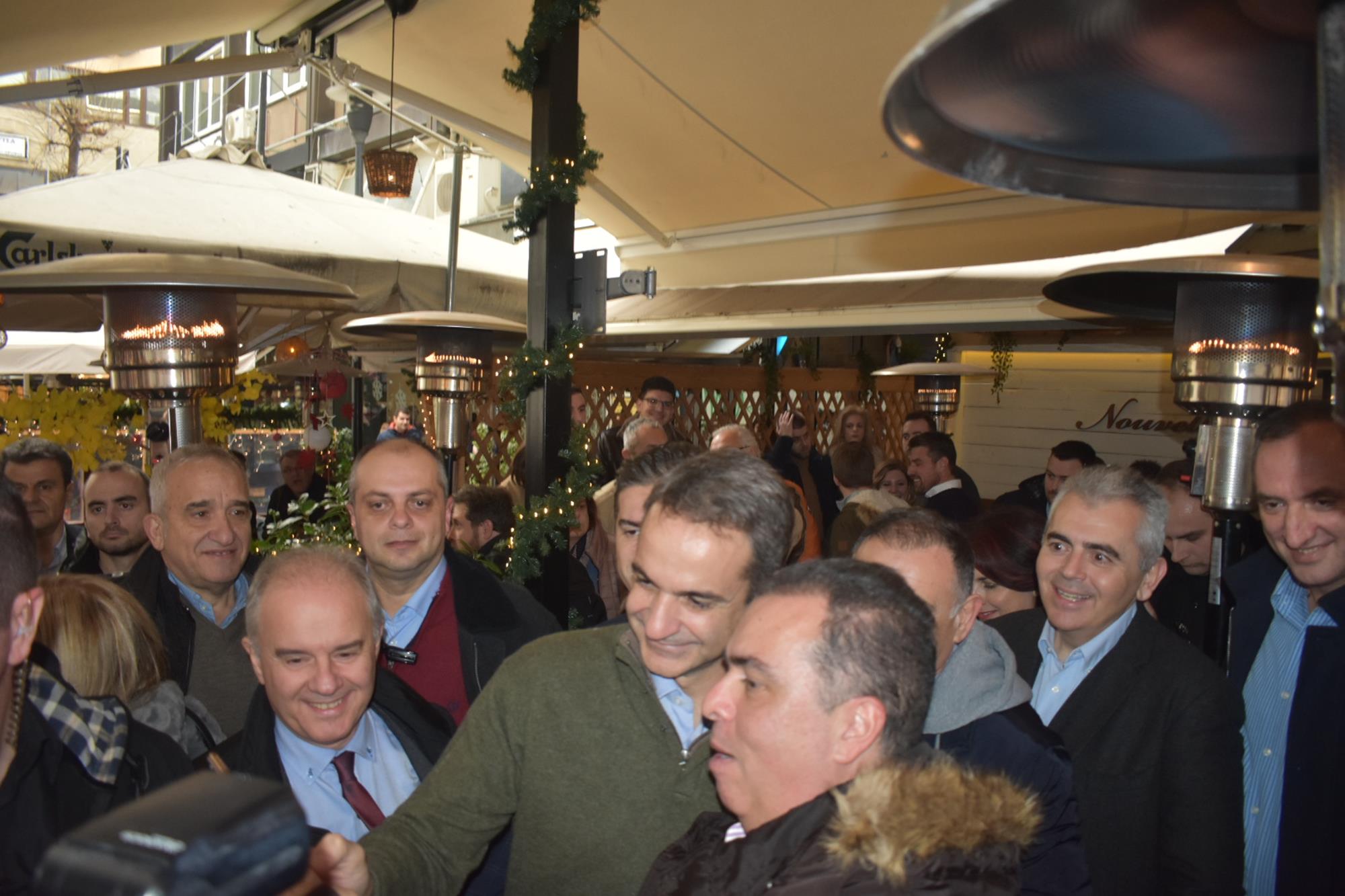 Βόλτα στο κέντρο της Λάρισας για τον πρωθυπουργό Κυριάκο Μητσοτάκη - Που πήγε (φωτορεπορτάζ)