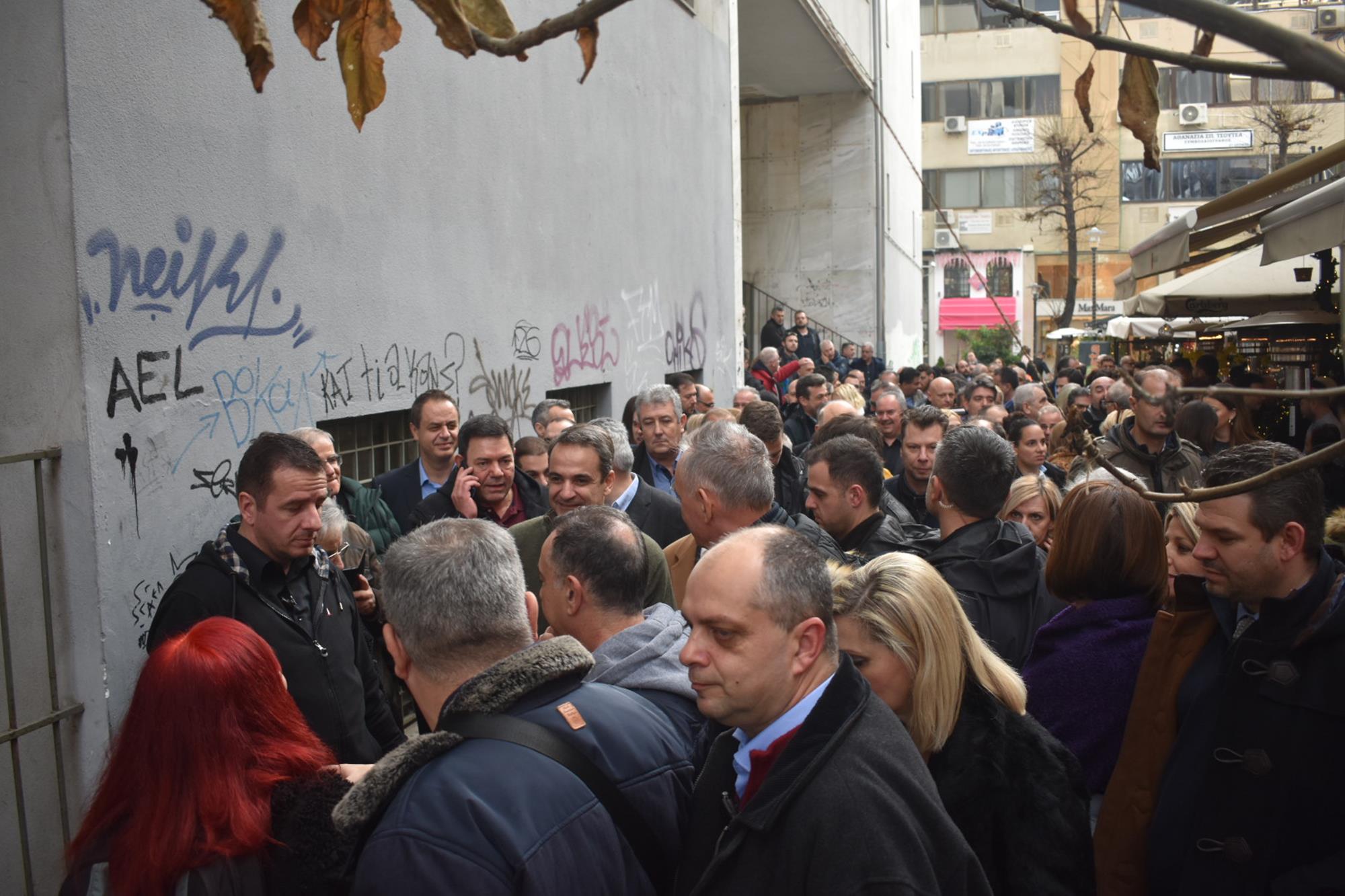 Βόλτα στο κέντρο της Λάρισας για τον πρωθυπουργό Κυριάκο Μητσοτάκη - Που πήγε (φωτορεπορτάζ)