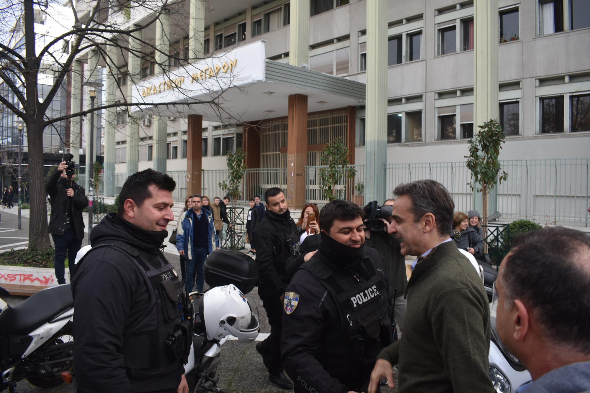 Βόλτα στο κέντρο της Λάρισας για τον πρωθυπουργό Κυριάκο Μητσοτάκη - Που πήγε (φωτορεπορτάζ)