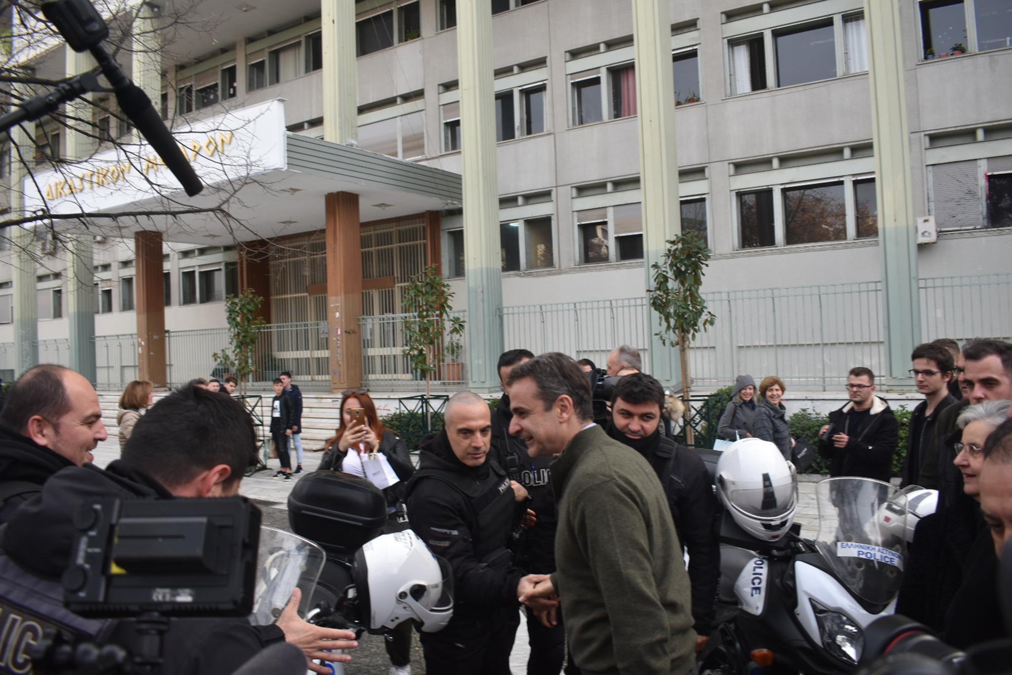 Βόλτα στο κέντρο της Λάρισας για τον πρωθυπουργό Κυριάκο Μητσοτάκη - Που πήγε (φωτορεπορτάζ)