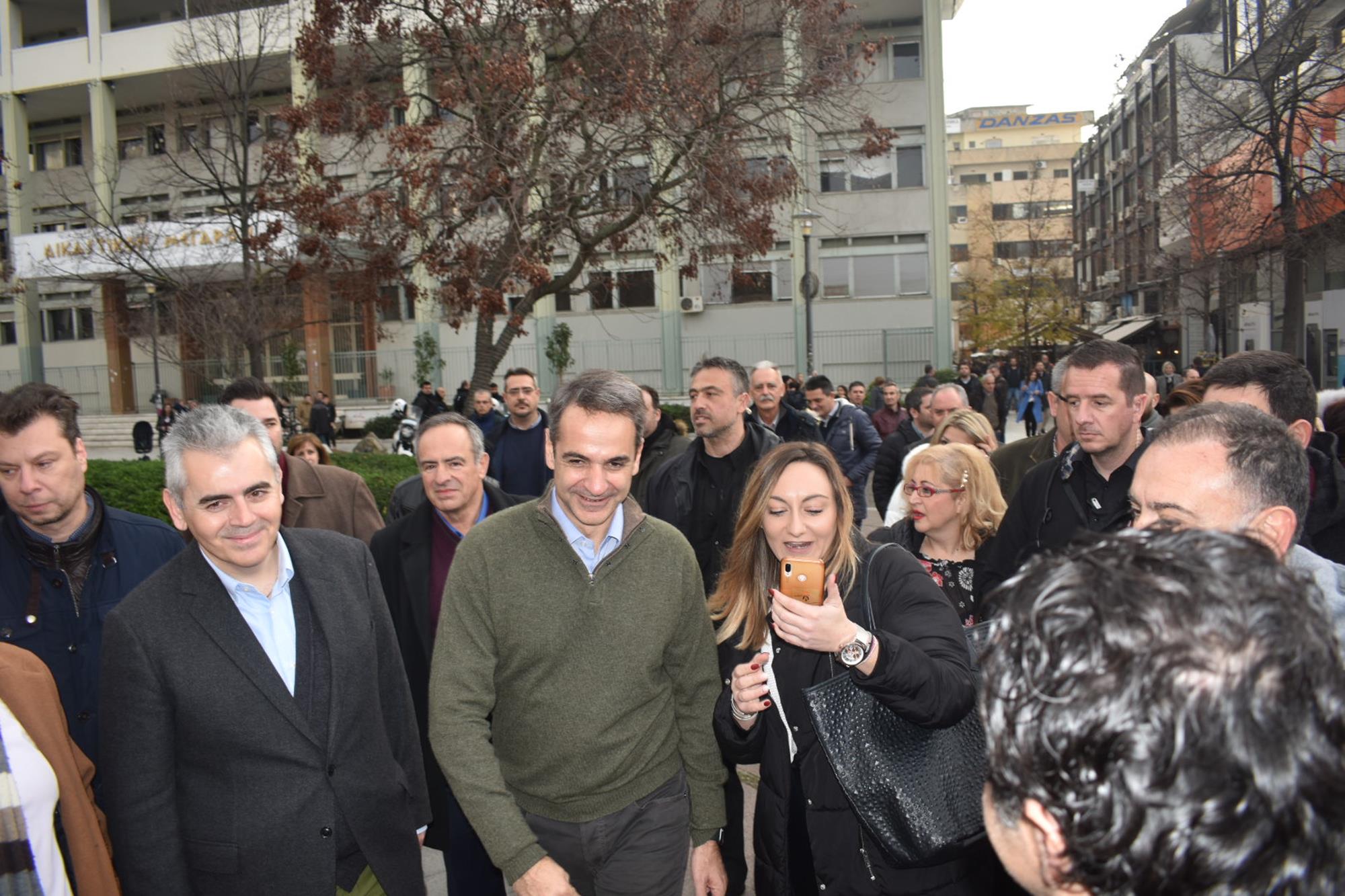Βόλτα στο κέντρο της Λάρισας για τον πρωθυπουργό Κυριάκο Μητσοτάκη - Που πήγε (φωτορεπορτάζ)