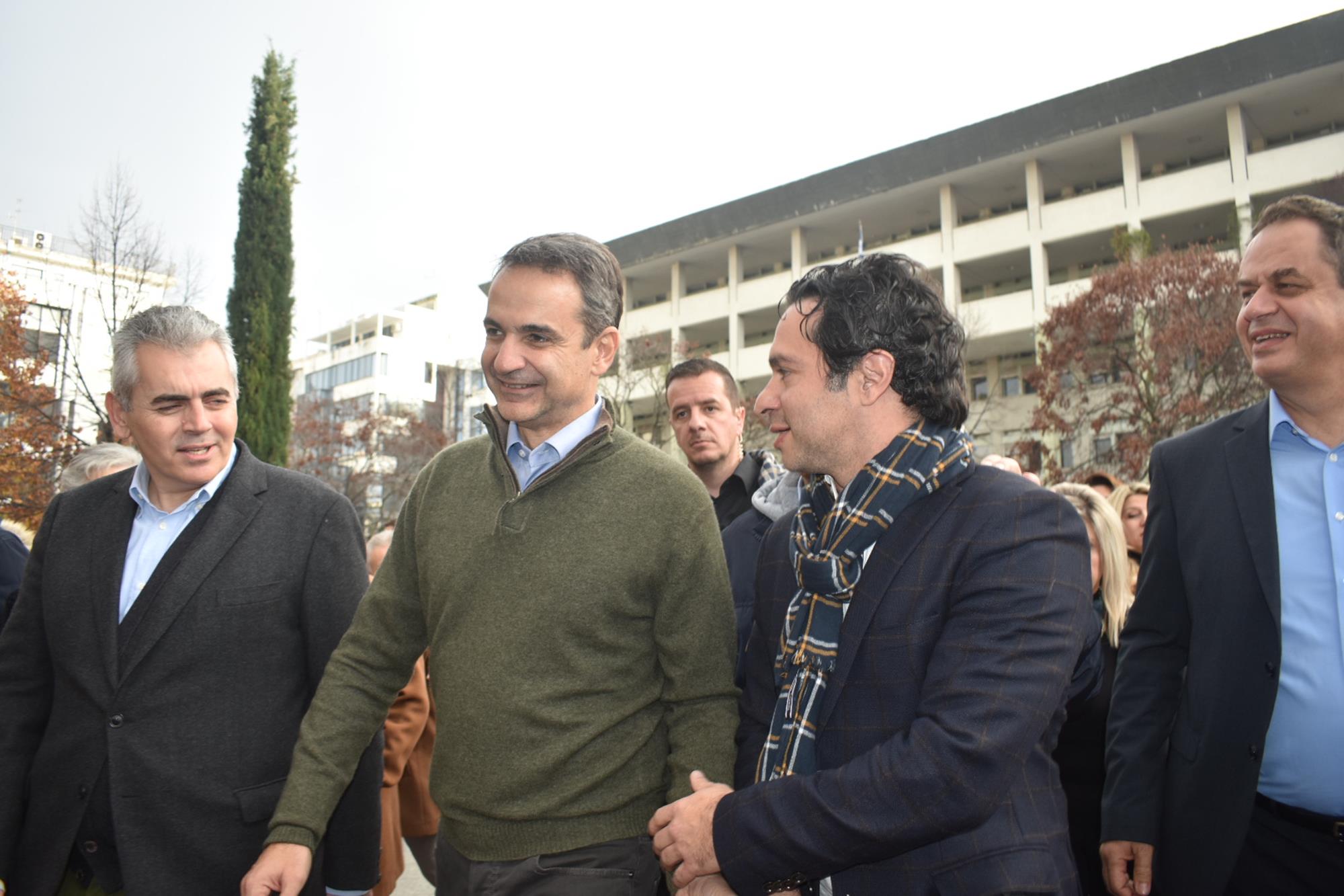 Βόλτα στο κέντρο της Λάρισας για τον πρωθυπουργό Κυριάκο Μητσοτάκη - Που πήγε (φωτορεπορτάζ)