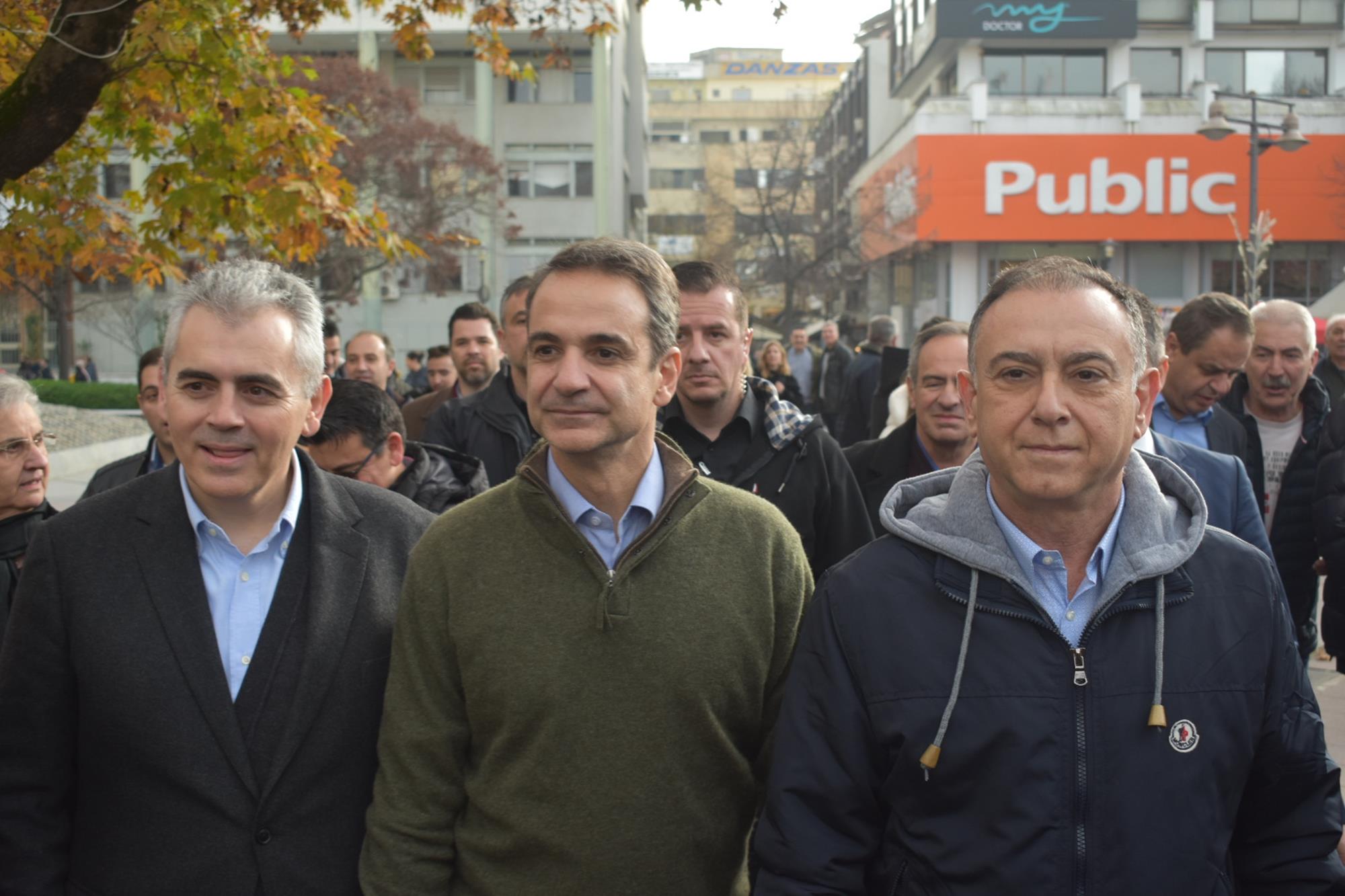 Βόλτα στο κέντρο της Λάρισας για τον πρωθυπουργό Κυριάκο Μητσοτάκη - Που πήγε (φωτορεπορτάζ)