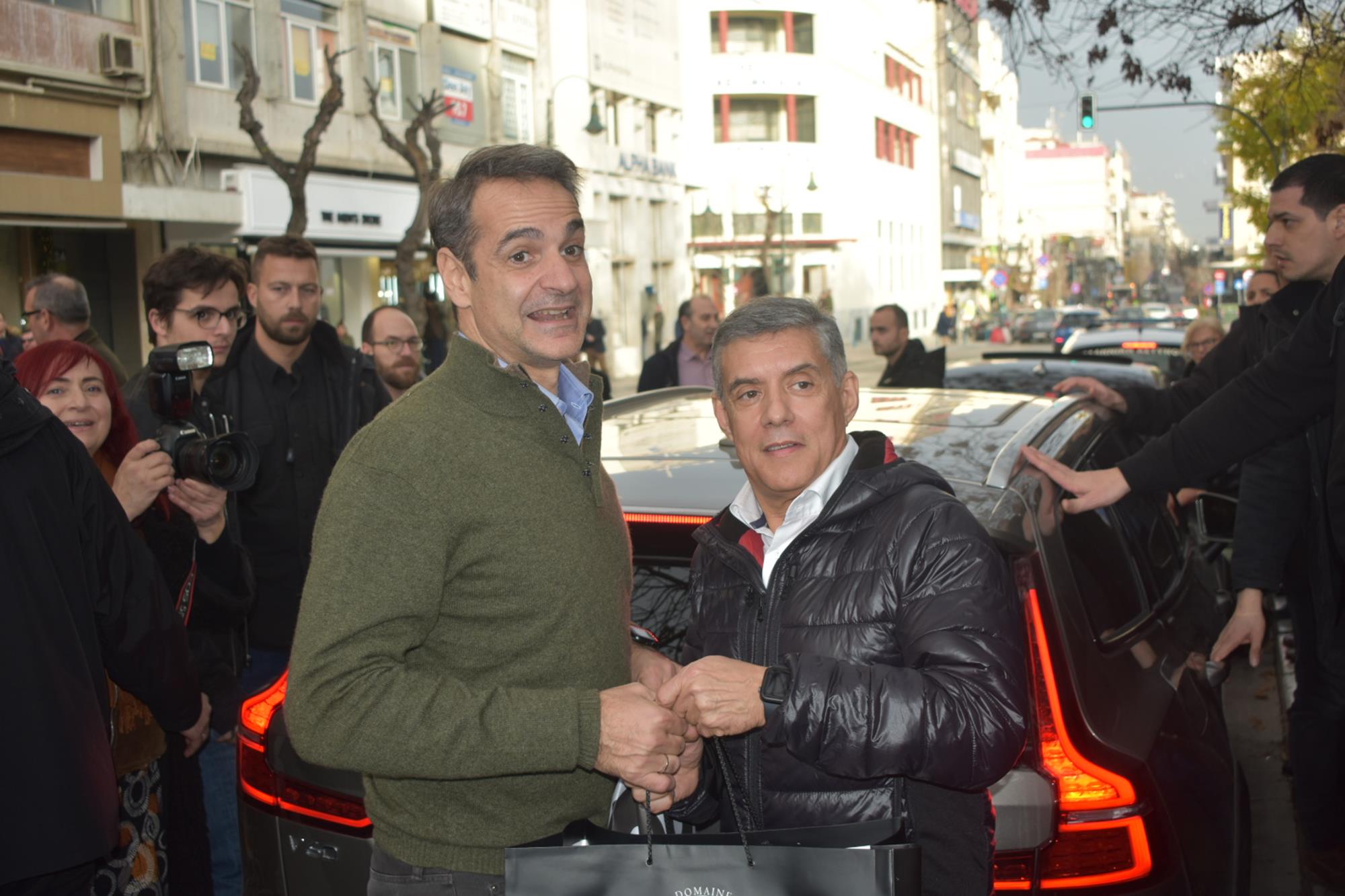 Βόλτα στο κέντρο της Λάρισας για τον πρωθυπουργό Κυριάκο Μητσοτάκη - Που πήγε (φωτορεπορτάζ)