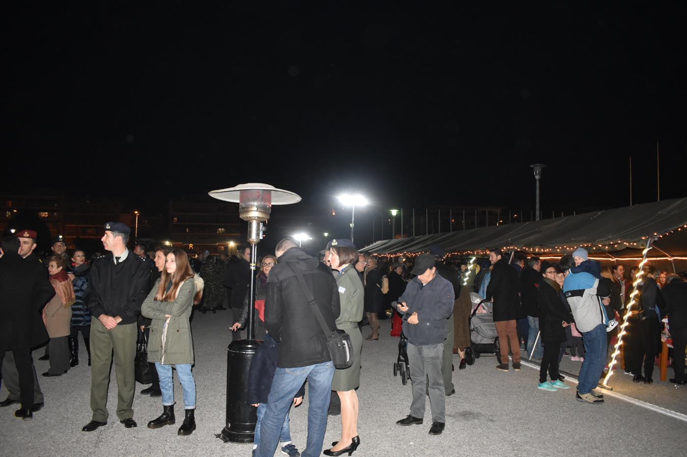 Πλήθος Λαρισαίων στην φωταγώγηση του Χριστουγεννιάτικου δέντρου της 1η Στρατιάς (φωτό - video)
