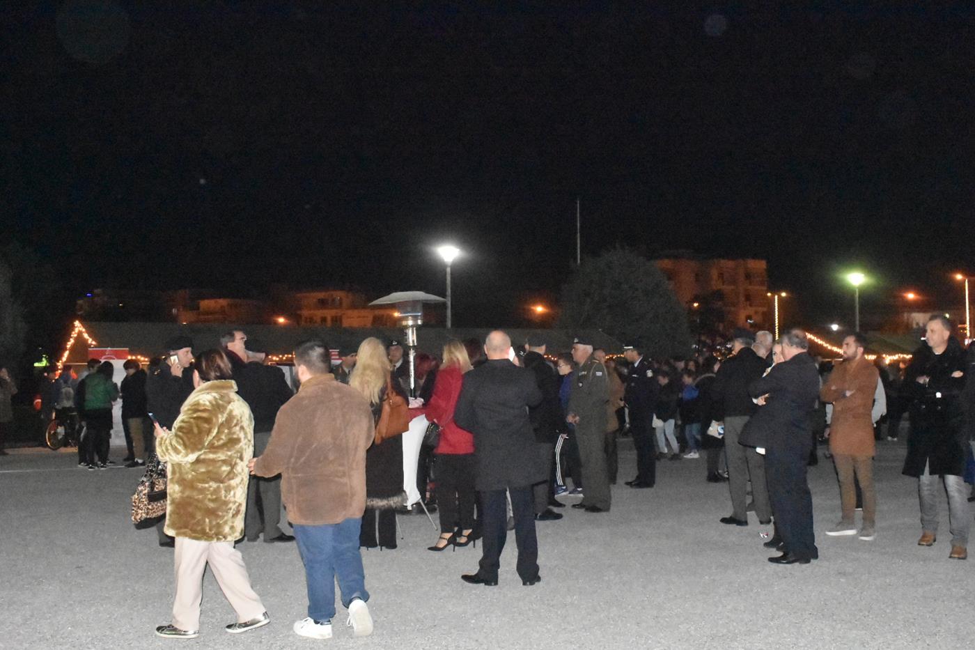 Πλήθος Λαρισαίων στην φωταγώγηση του Χριστουγεννιάτικου δέντρου της 1η Στρατιάς (φωτό - video)