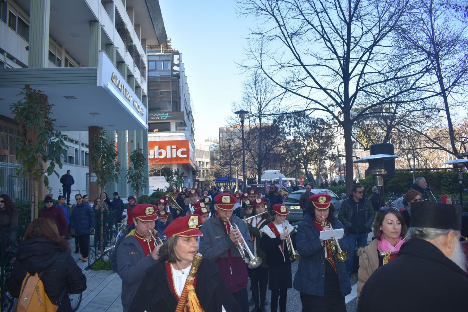 Η Ερμού όπως παλιά: Πλημμύρισε με νότες και κέφι το κέντρο της Λάρισας (φωτό - video)