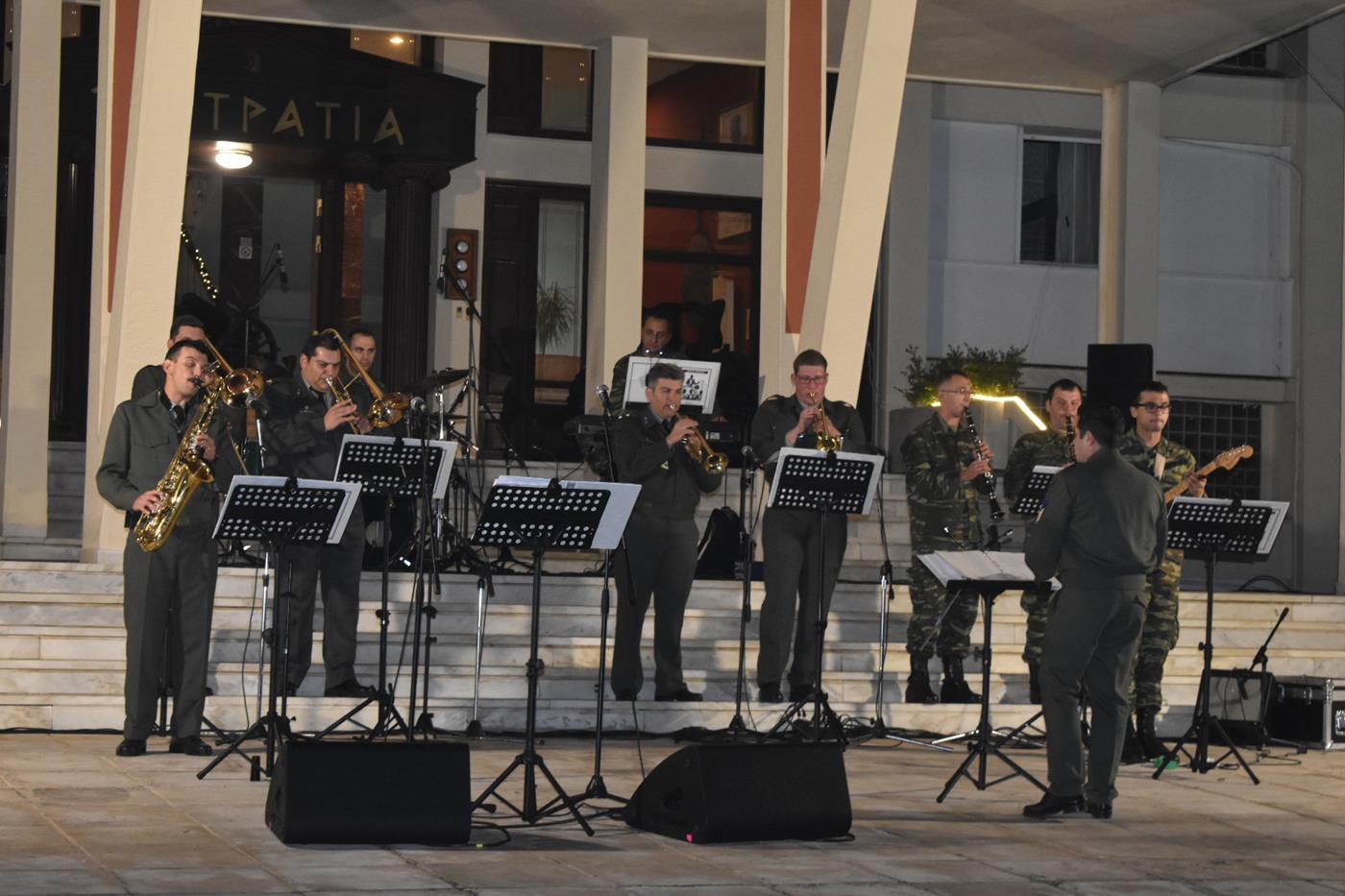 Πλήθος Λαρισαίων στην φωταγώγηση του Χριστουγεννιάτικου δέντρου της 1η Στρατιάς (φωτό - video)