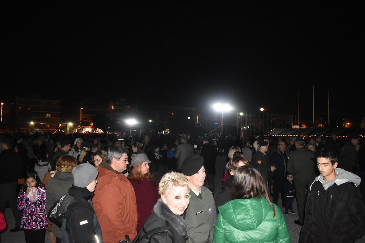 Πλήθος Λαρισαίων στην φωταγώγηση του Χριστουγεννιάτικου δέντρου της 1η Στρατιάς (φωτό - video)