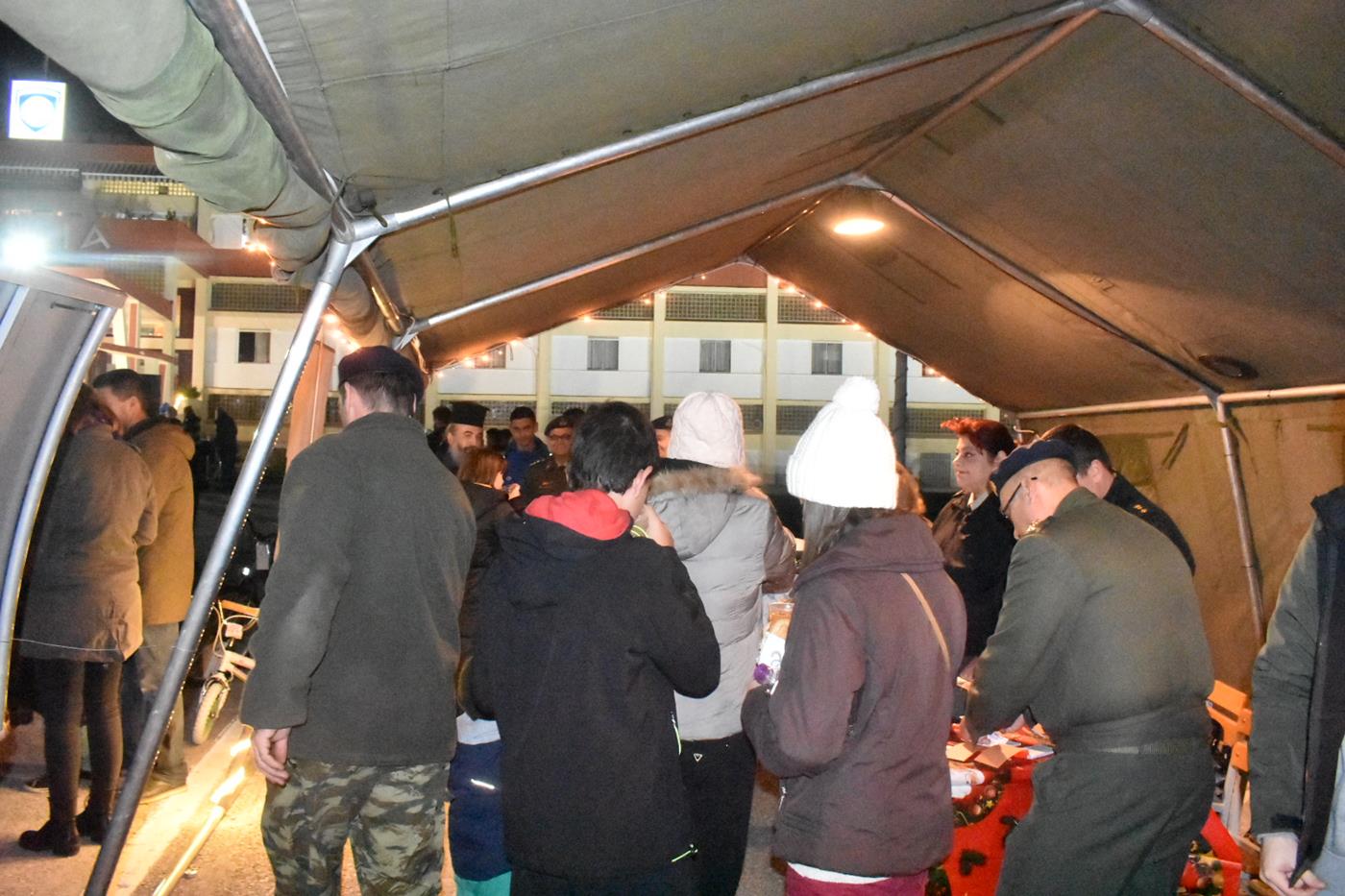 Πλήθος Λαρισαίων στην φωταγώγηση του Χριστουγεννιάτικου δέντρου της 1η Στρατιάς (φωτό - video)