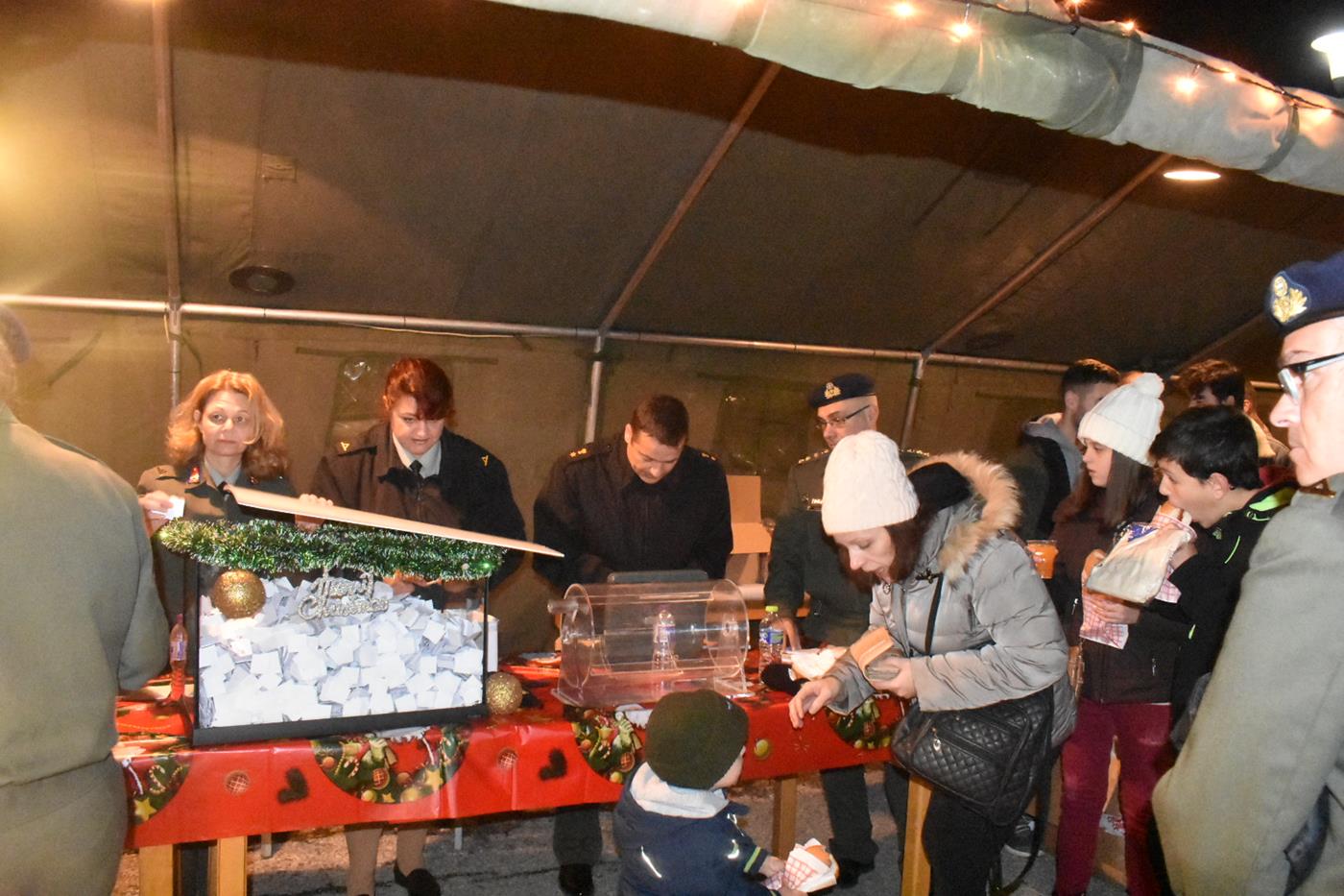 Πλήθος Λαρισαίων στην φωταγώγηση του Χριστουγεννιάτικου δέντρου της 1η Στρατιάς (φωτό - video)