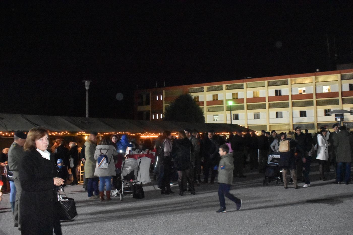 Πλήθος Λαρισαίων στην φωταγώγηση του Χριστουγεννιάτικου δέντρου της 1η Στρατιάς (φωτό - video)