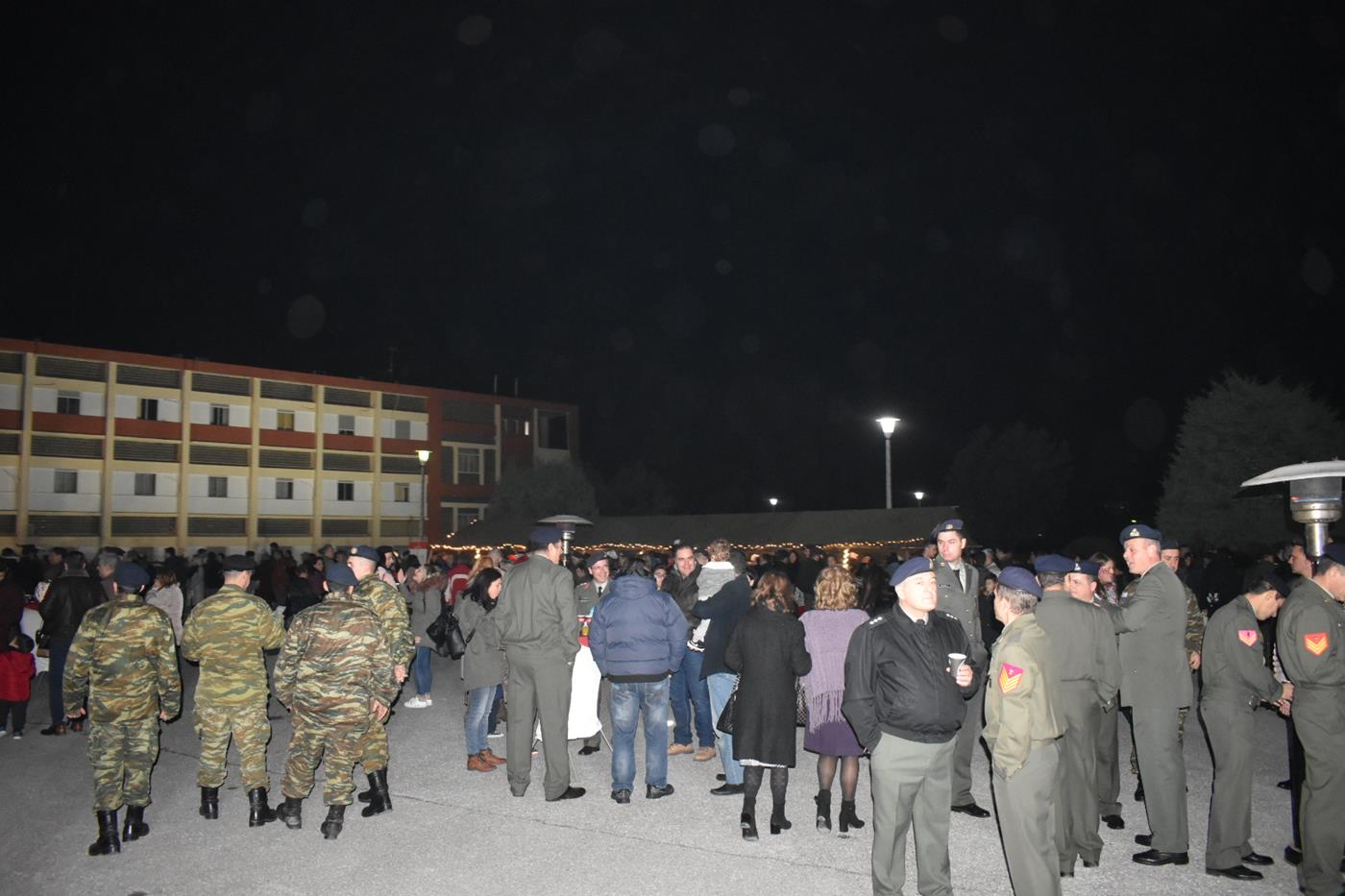 Πλήθος Λαρισαίων στην φωταγώγηση του Χριστουγεννιάτικου δέντρου της 1η Στρατιάς (φωτό - video)