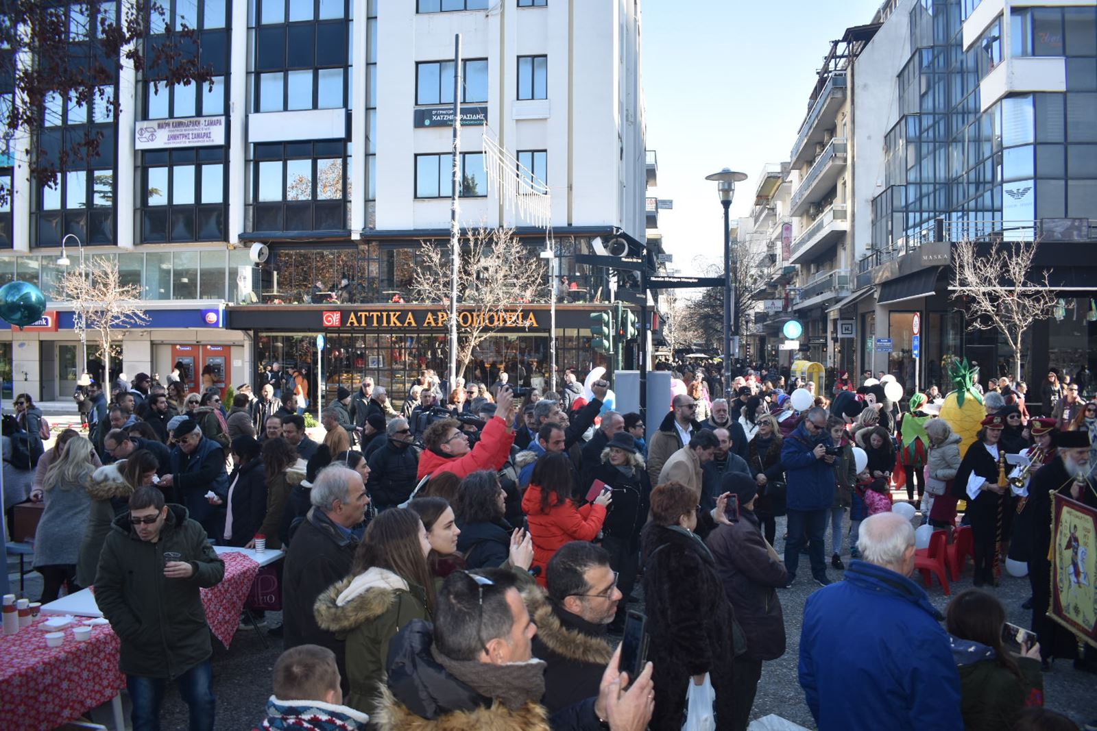 Η Ερμού όπως παλιά: Πλημμύρισε με νότες και κέφι το κέντρο της Λάρισας (φωτό - video)