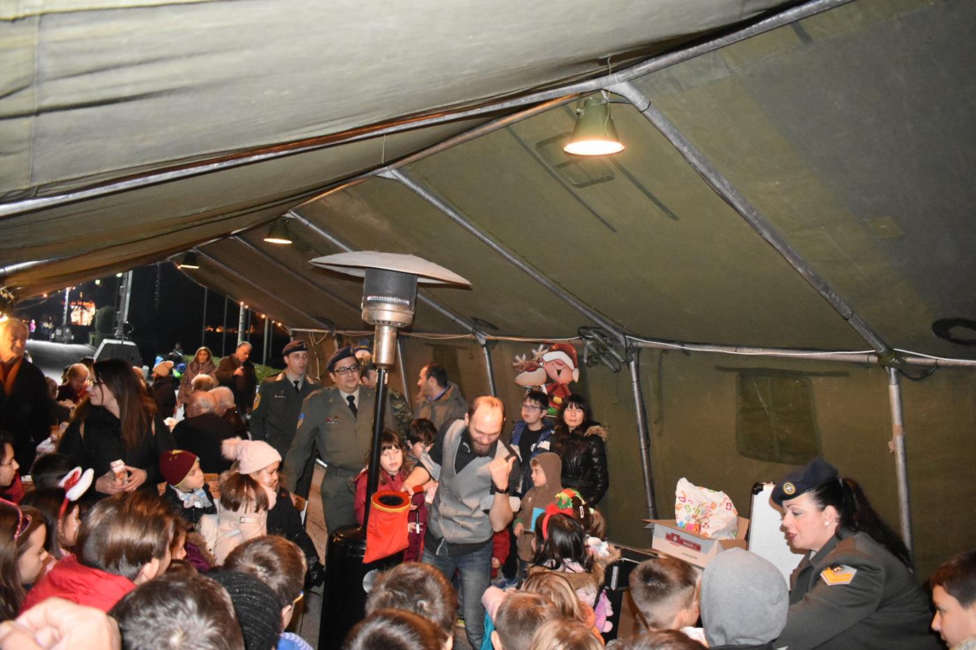 Πλήθος Λαρισαίων στην φωταγώγηση του Χριστουγεννιάτικου δέντρου της 1η Στρατιάς (φωτό - video)