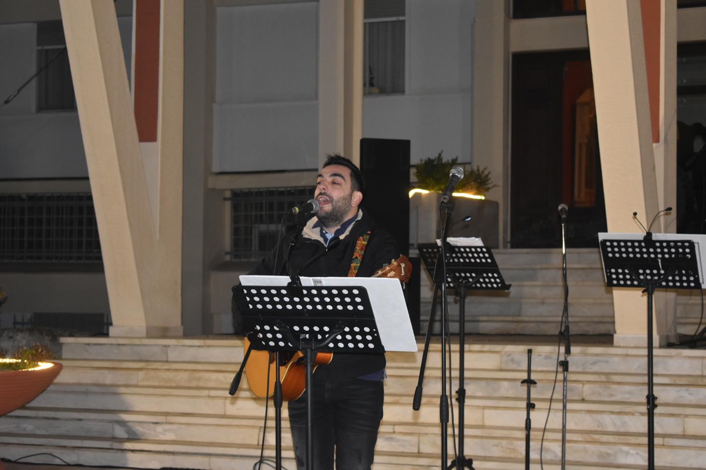 Πλήθος Λαρισαίων στην φωταγώγηση του Χριστουγεννιάτικου δέντρου της 1η Στρατιάς (φωτό - video)