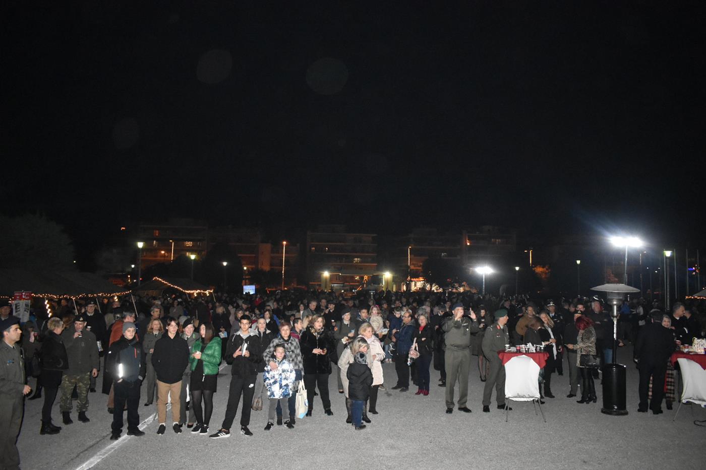Πλήθος Λαρισαίων στην φωταγώγηση του Χριστουγεννιάτικου δέντρου της 1η Στρατιάς (φωτό - video)