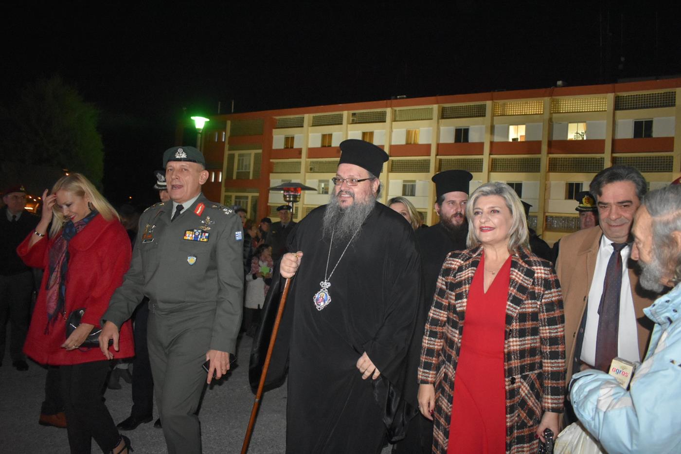 Πλήθος Λαρισαίων στην φωταγώγηση του Χριστουγεννιάτικου δέντρου της 1η Στρατιάς (φωτό - video)