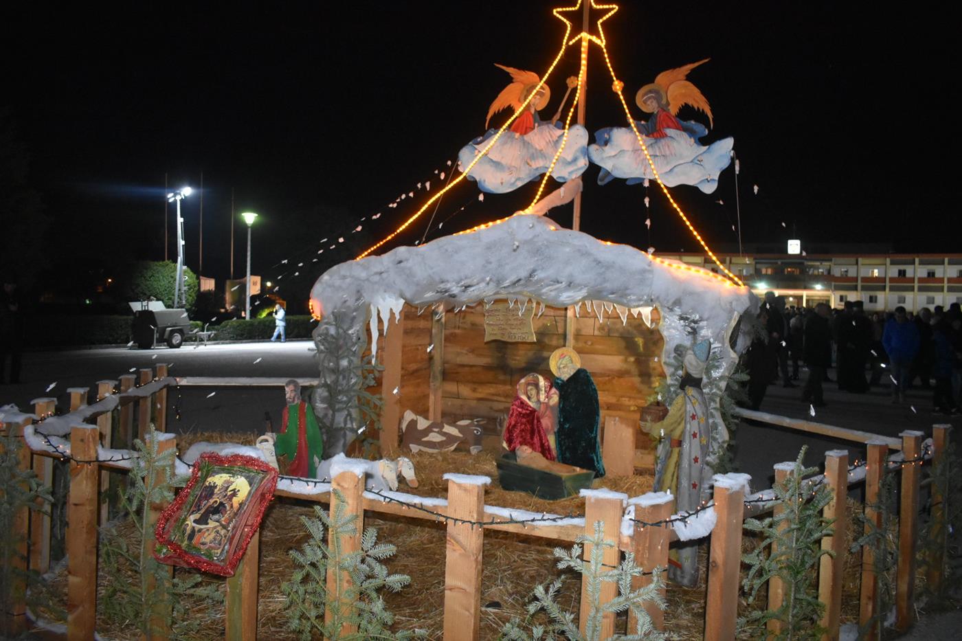 Πλήθος Λαρισαίων στην φωταγώγηση του Χριστουγεννιάτικου δέντρου της 1η Στρατιάς (φωτό - video)