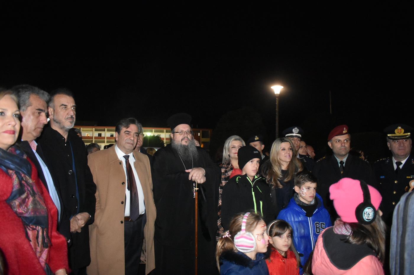 Πλήθος Λαρισαίων στην φωταγώγηση του Χριστουγεννιάτικου δέντρου της 1η Στρατιάς (φωτό - video)