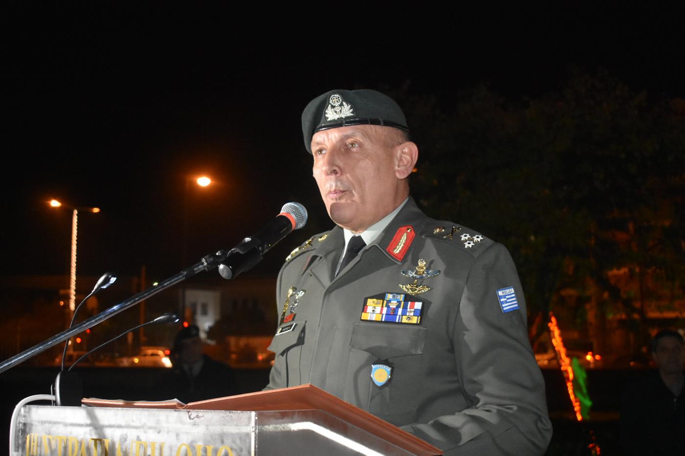 Πλήθος Λαρισαίων στην φωταγώγηση του Χριστουγεννιάτικου δέντρου της 1η Στρατιάς (φωτό - video)