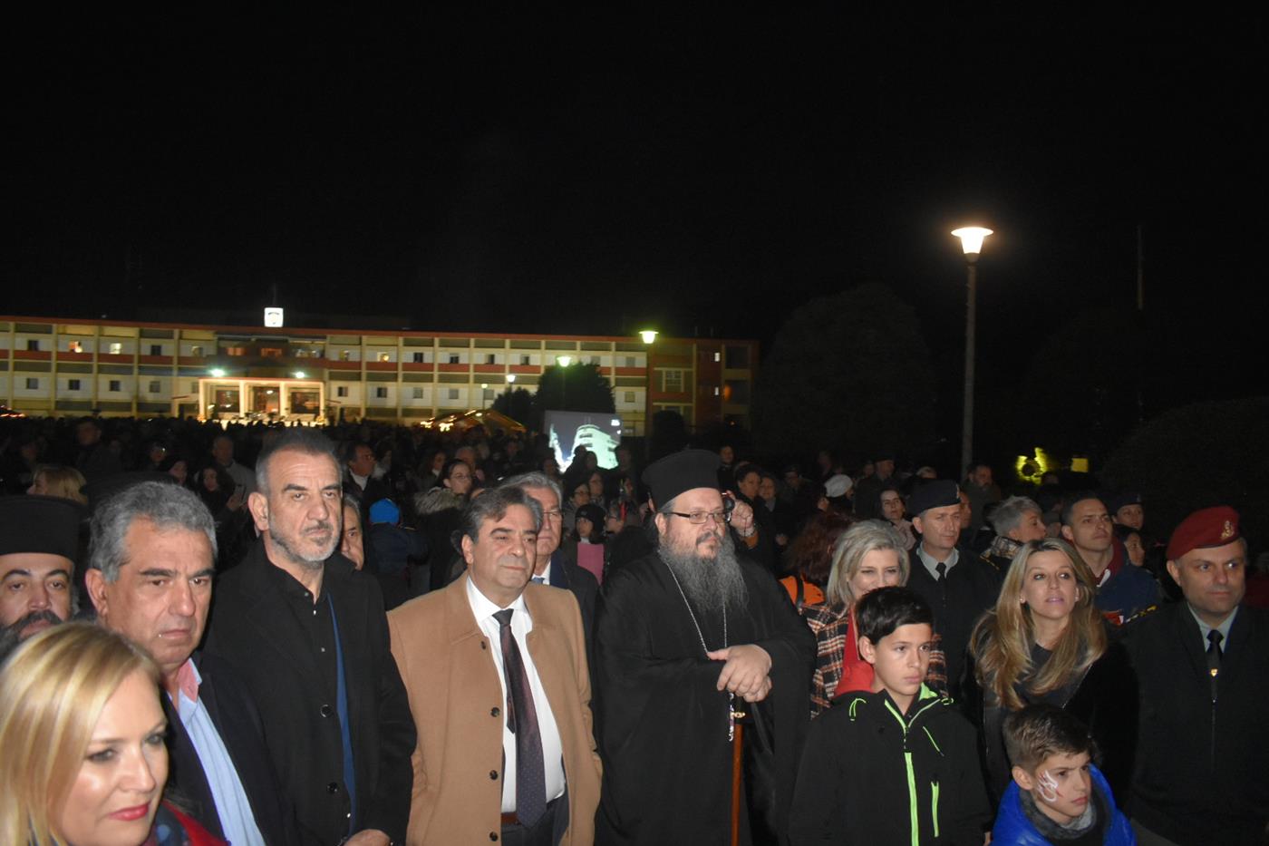 Πλήθος Λαρισαίων στην φωταγώγηση του Χριστουγεννιάτικου δέντρου της 1η Στρατιάς (φωτό - video)