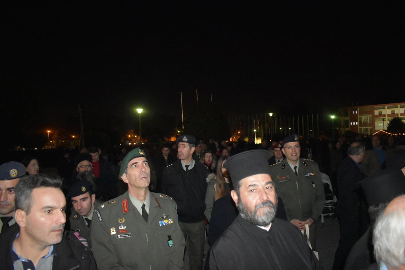 Πλήθος Λαρισαίων στην φωταγώγηση του Χριστουγεννιάτικου δέντρου της 1η Στρατιάς (φωτό - video)