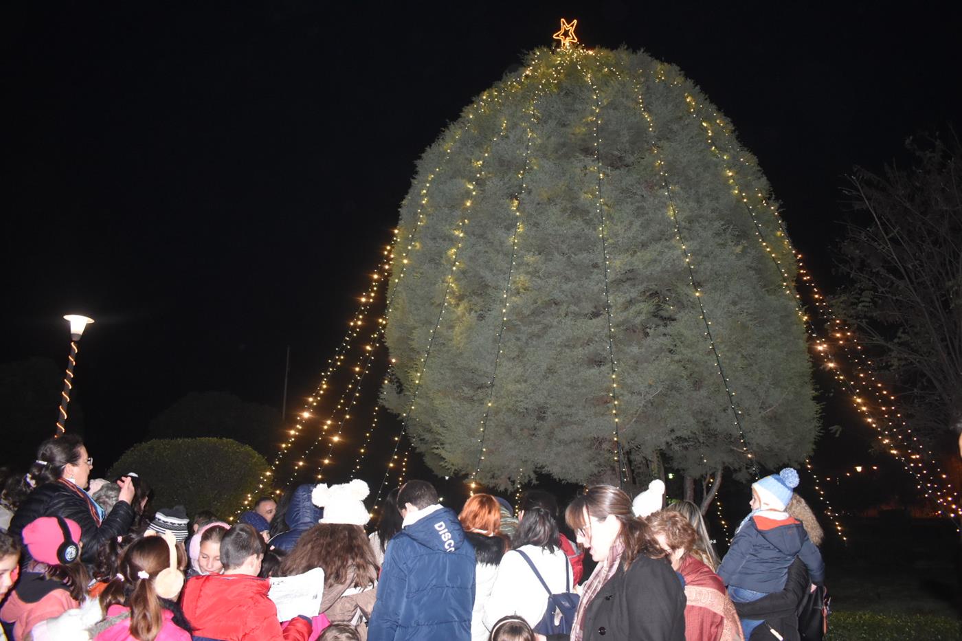 Πλήθος Λαρισαίων στην φωταγώγηση του Χριστουγεννιάτικου δέντρου της 1η Στρατιάς (φωτό - video)
