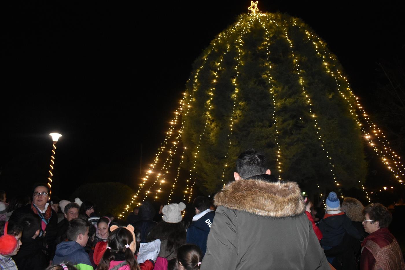 Πλήθος Λαρισαίων στην φωταγώγηση του Χριστουγεννιάτικου δέντρου της 1η Στρατιάς (φωτό - video)
