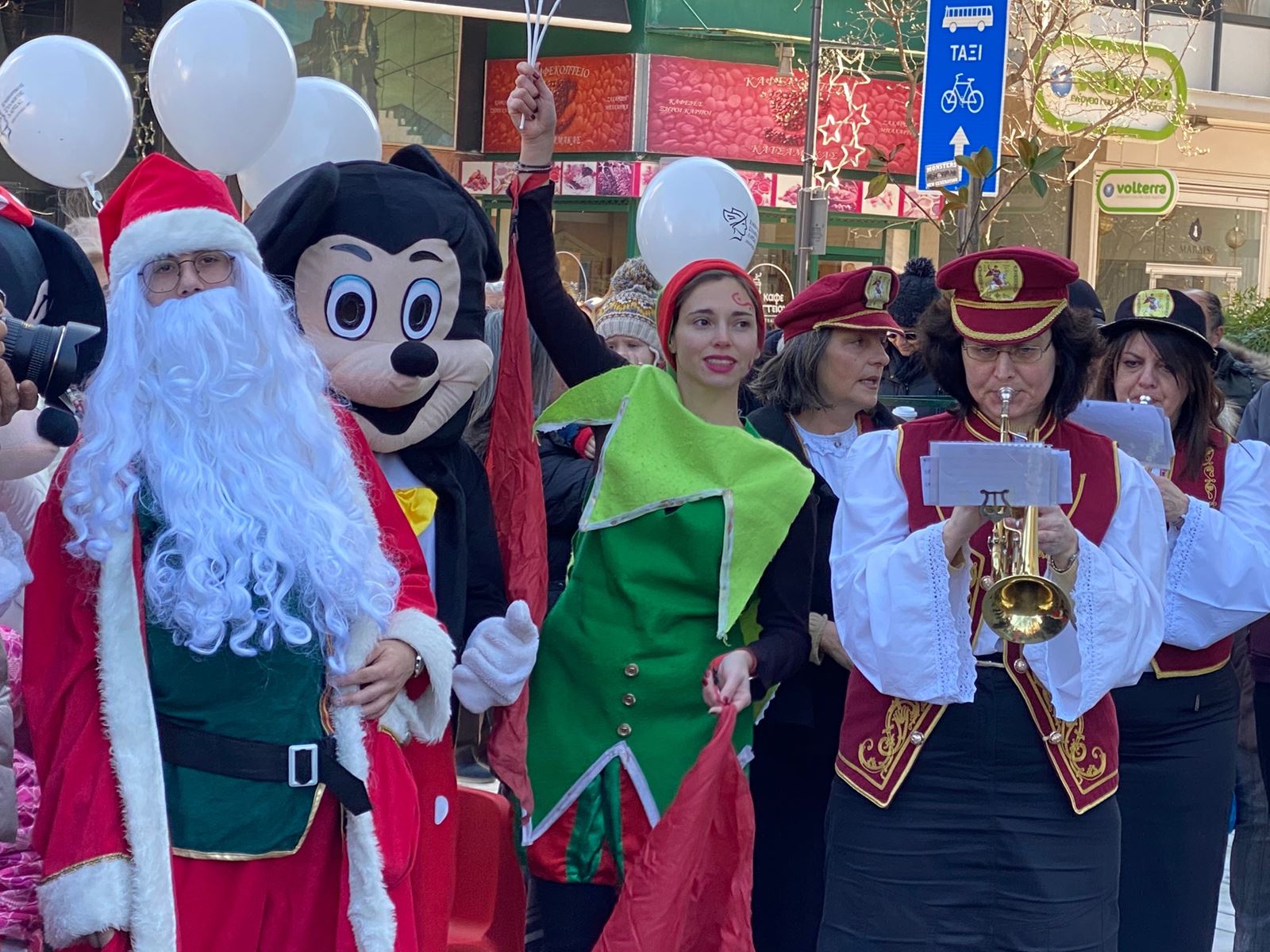 Η Ερμού όπως παλιά: Πλημμύρισε με νότες και κέφι το κέντρο της Λάρισας (φωτό - video)