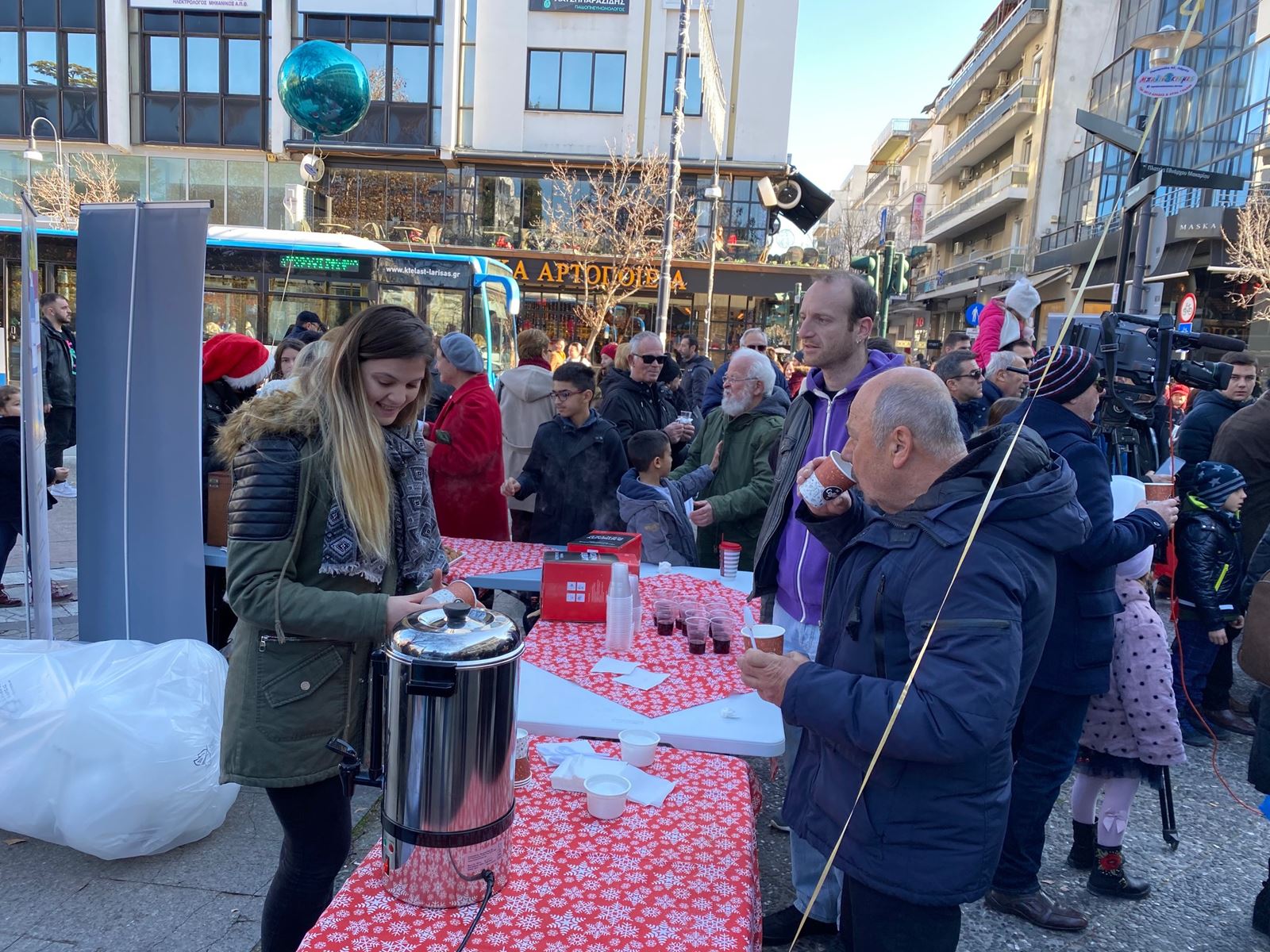 Η Ερμού όπως παλιά: Πλημμύρισε με νότες και κέφι το κέντρο της Λάρισας (φωτό - video)