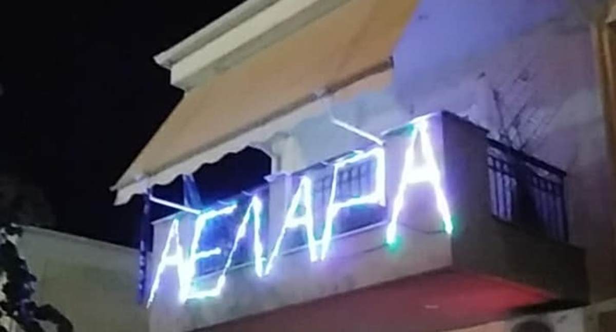 Ανατρεπτικός ο φίλαθλος της ΑΕΛ που ήθελε να βραβεύσει ο Κούγιας -Τώρα τον τρολάρει με στολισμό "free ΑΕΛ"!