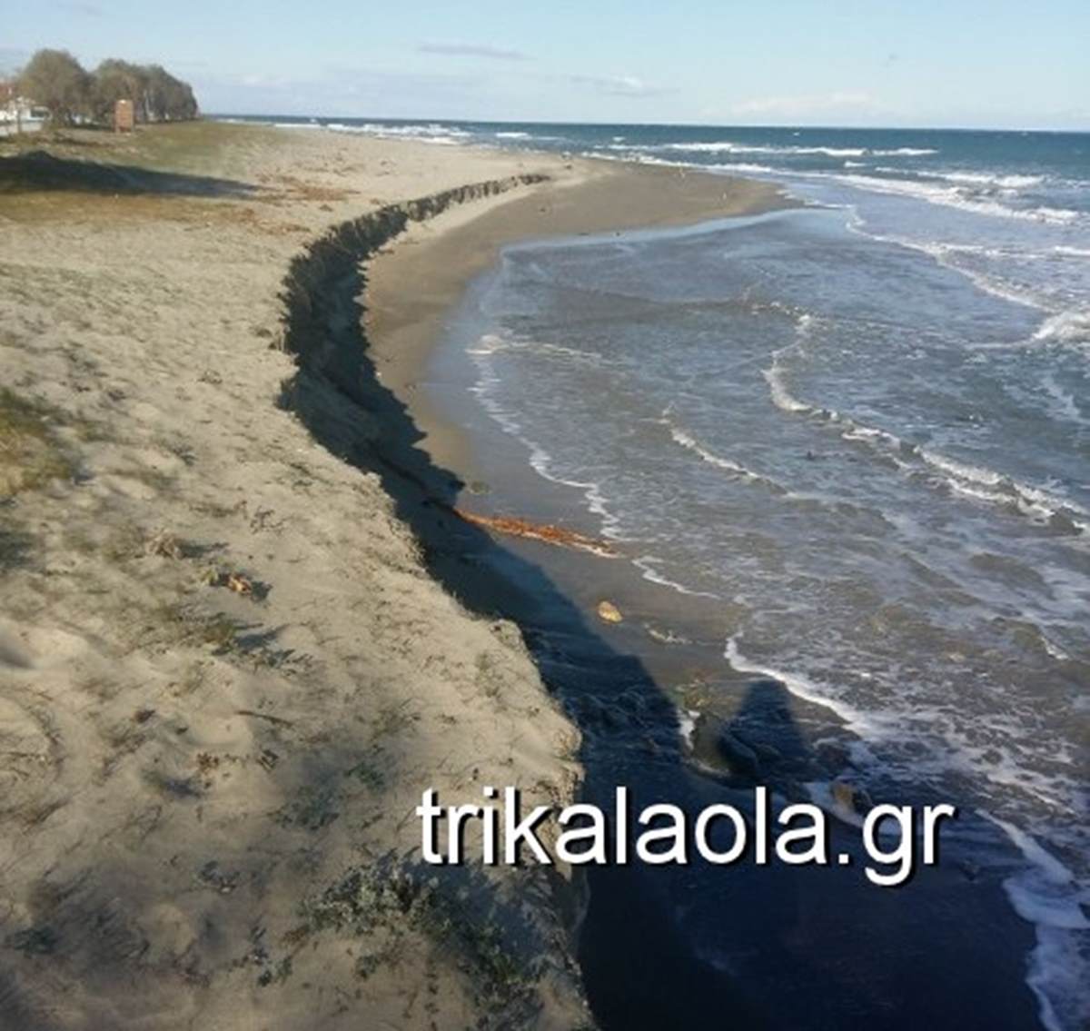 Απίστευτο… τα κύματα κατάπιαν ολόκληρη παραλία στα Μεσάγκαλα Λάρισας (φωτό)