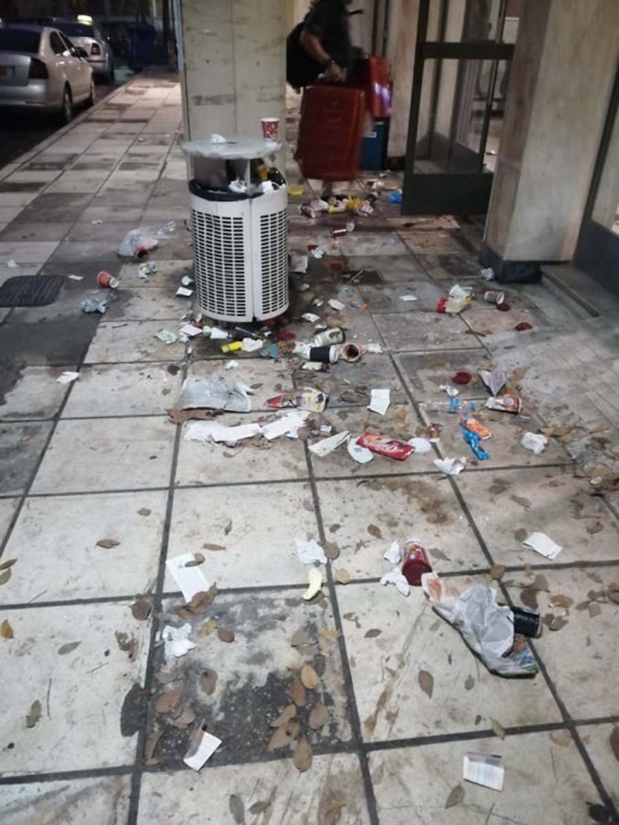 Ντροπή: Εικόνες... χωματερής βλέπουν οι ταξιδιώτες στον σταθμό του ΟΣΕ της Λάρισας! (φωτό)