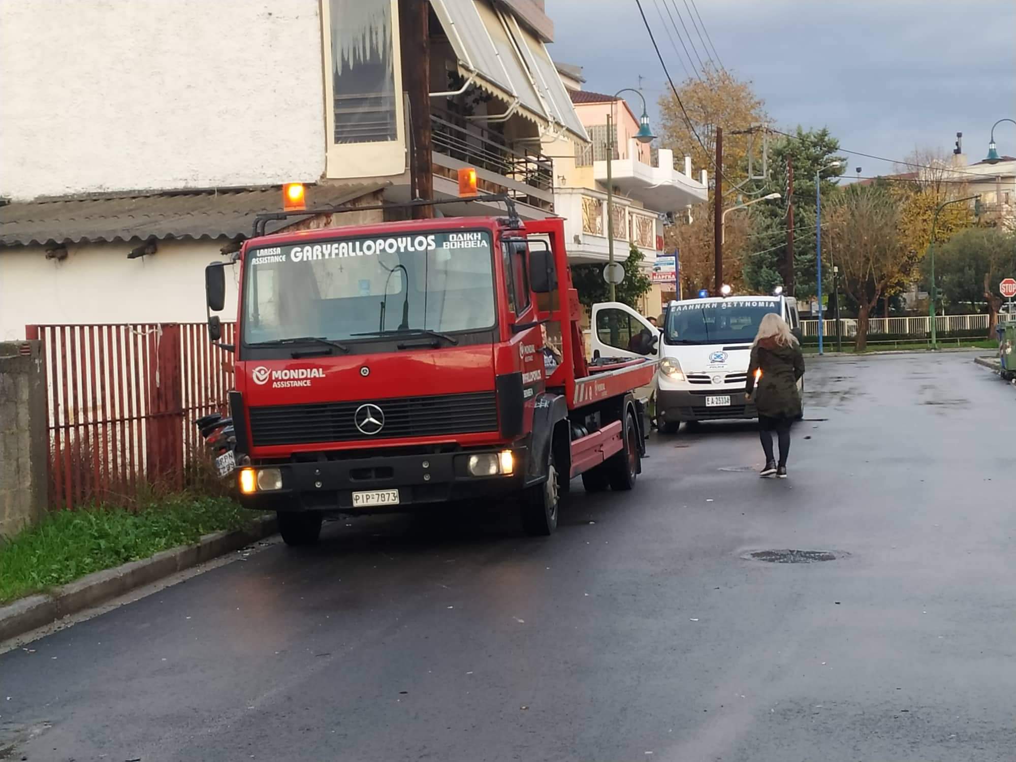 Στο νοσοκομείο 29χρονος έπειτα από σύγκρουση αυτοκινήτου με μηχανάκι στη Λάρισα (φωτο)