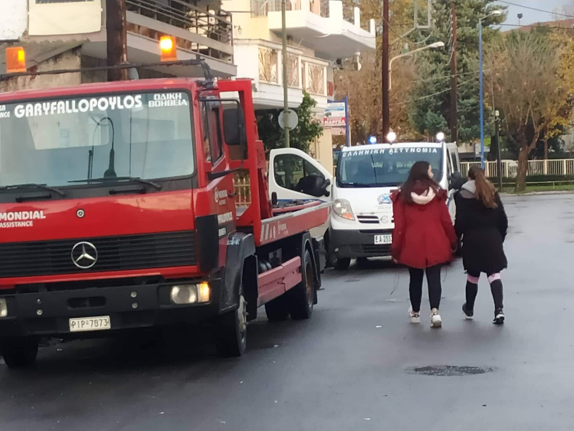 Στο νοσοκομείο 29χρονος έπειτα από σύγκρουση αυτοκινήτου με μηχανάκι στη Λάρισα (φωτο)