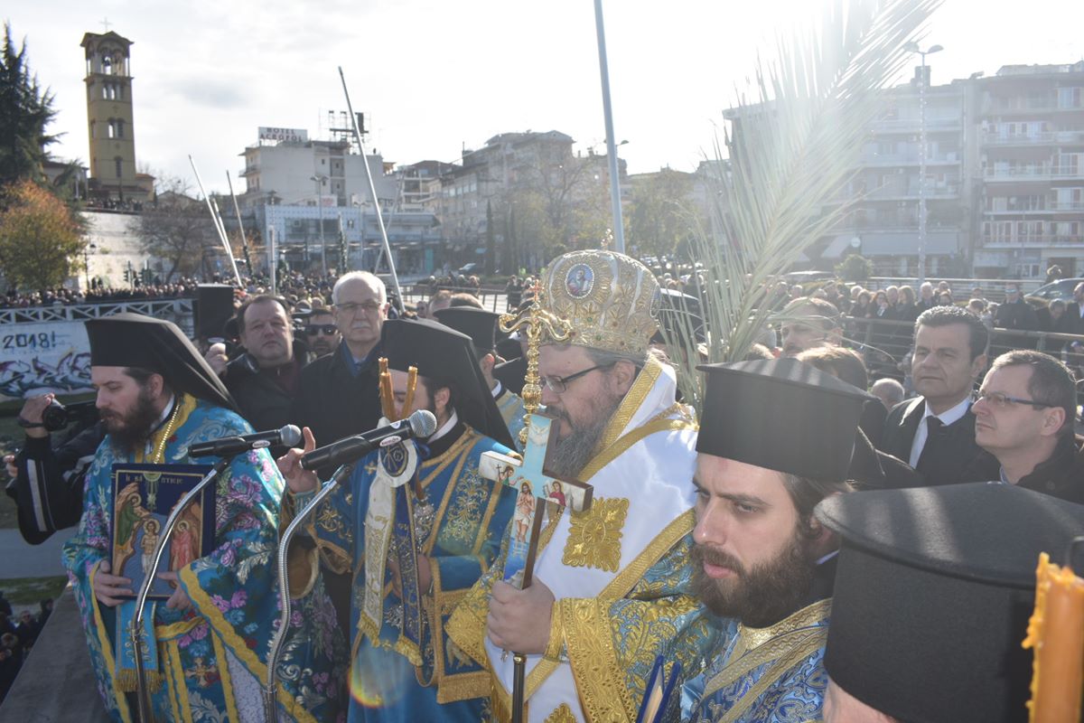 ΘΕΟΦΑΝΕΙΑ: 26χρονος Λαρισαίος έπιασε τον σταυρό στα παγωμένα νερά του Πηνειού (φωτο – βίντεο)