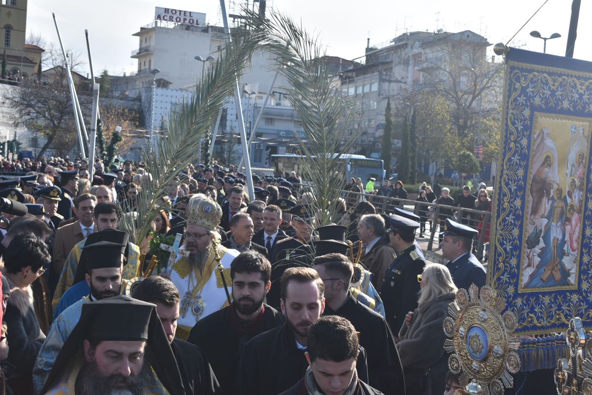ΘΕΟΦΑΝΕΙΑ: 26χρονος Λαρισαίος έπιασε τον σταυρό στα παγωμένα νερά του Πηνειού (φωτο – βίντεο)