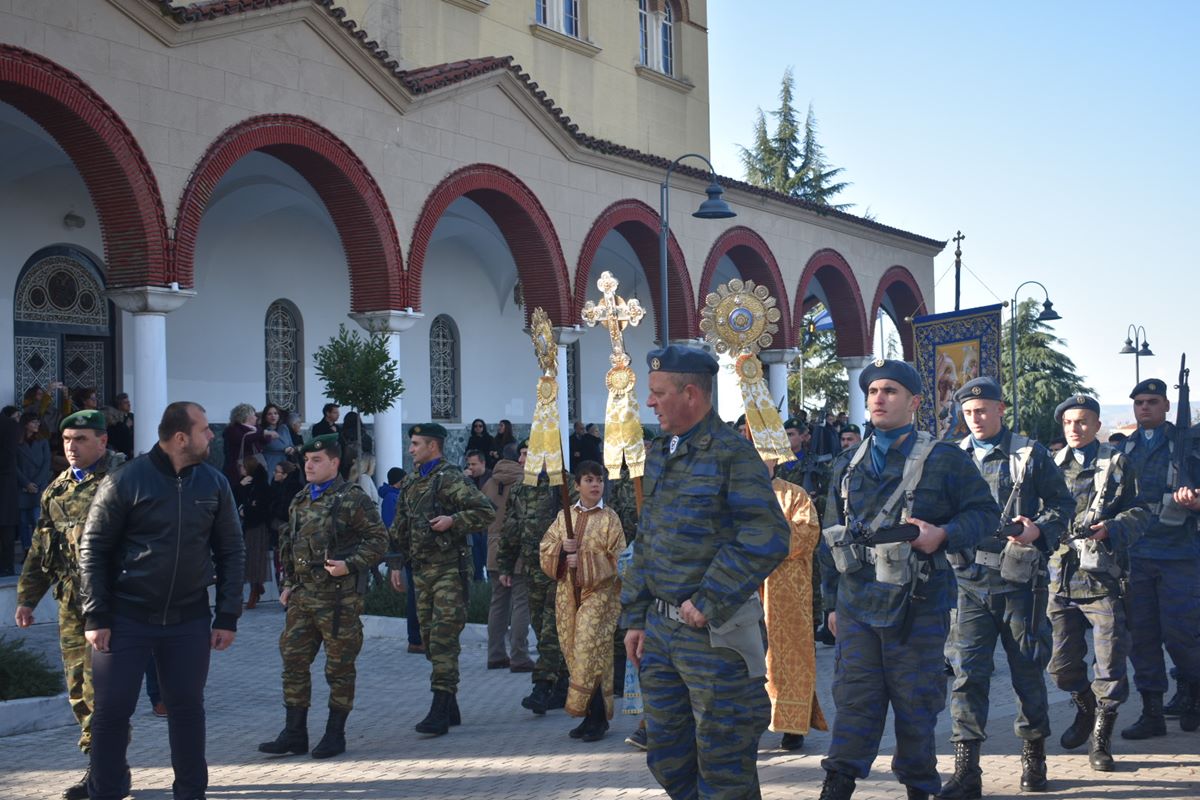 ΘΕΟΦΑΝΕΙΑ: 26χρονος Λαρισαίος έπιασε τον σταυρό στα παγωμένα νερά του Πηνειού (φωτο – βίντεο)