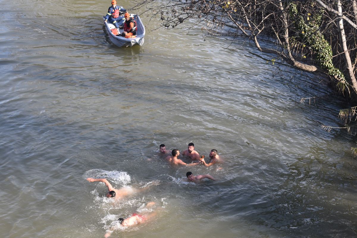ΘΕΟΦΑΝΕΙΑ: 26χρονος Λαρισαίος έπιασε τον σταυρό στα παγωμένα νερά του Πηνειού (φωτο – βίντεο)